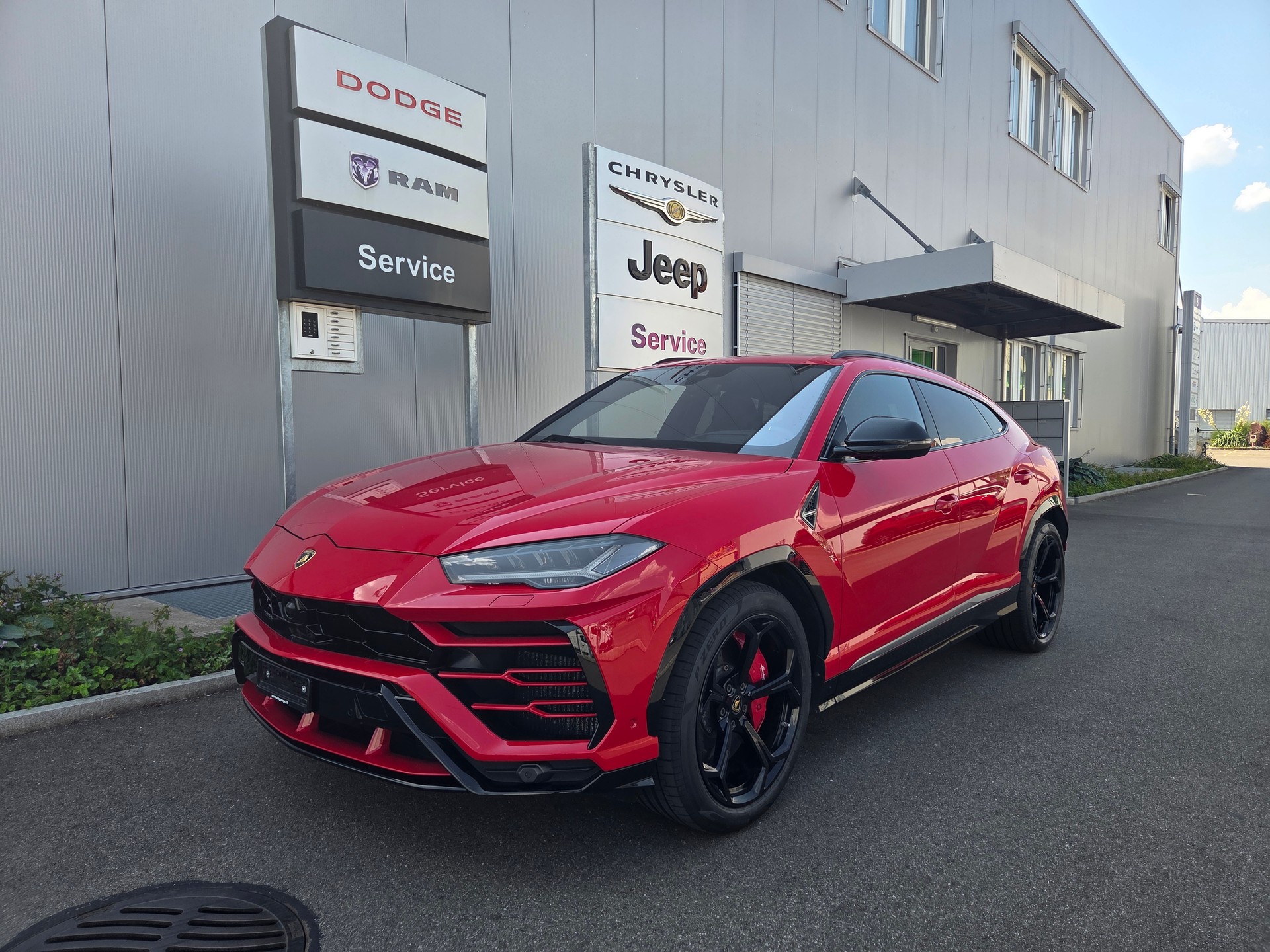 LAMBORGHINI Urus E-Gear-showroom-element-1