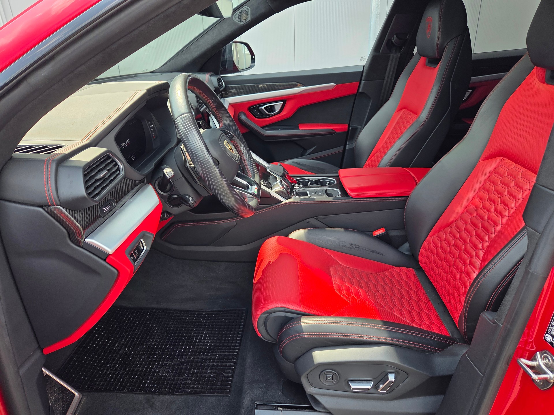 LAMBORGHINI Urus E-Gear-showroom-element-3