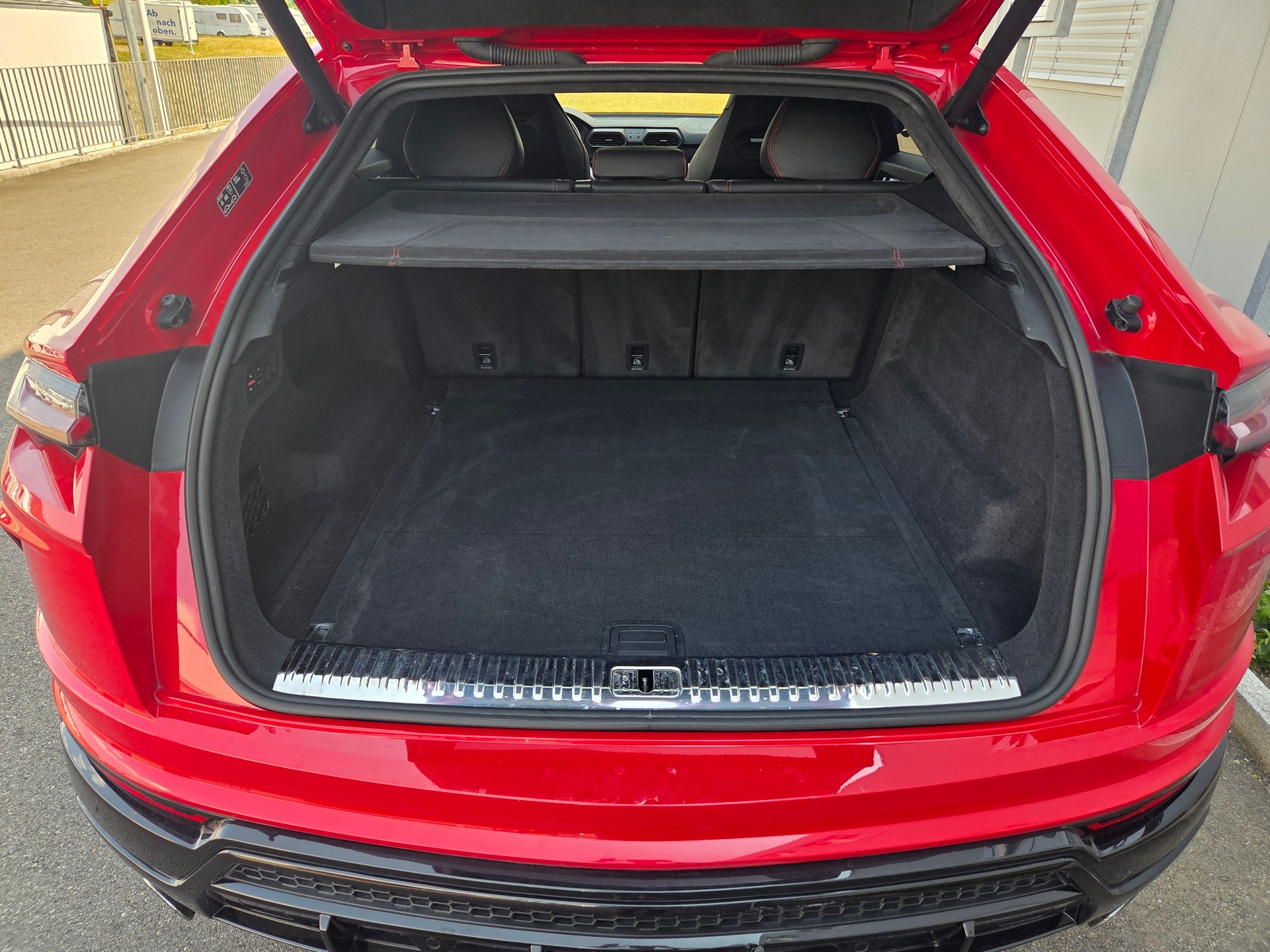 LAMBORGHINI Urus E-Gear-showroom-element-3