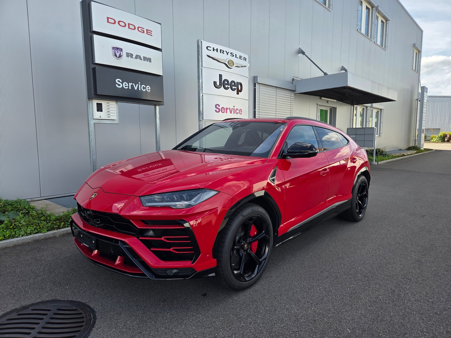 LAMBORGHINI Urus E-Gear-showroom-element-1