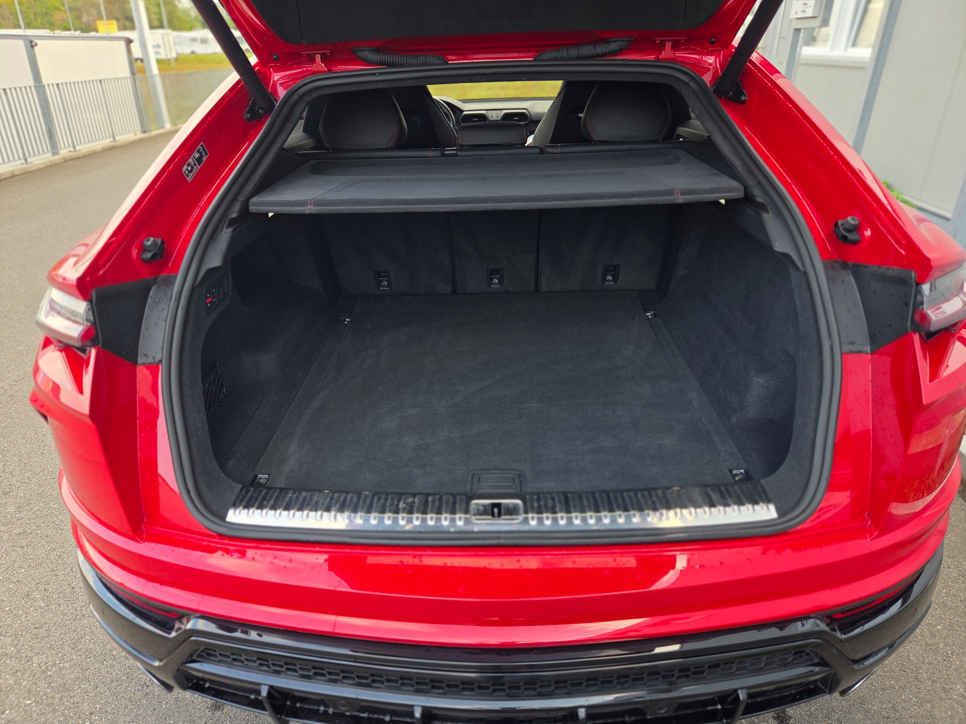 LAMBORGHINI Urus E-Gear-showroom-element-3