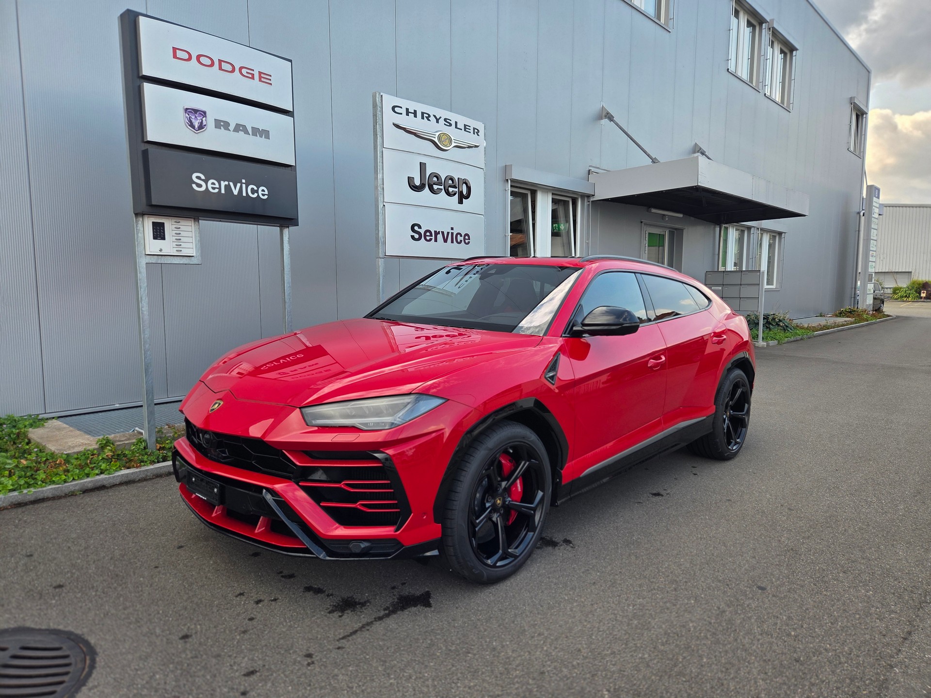 LAMBORGHINI Urus E-Gear-showroom-element-1