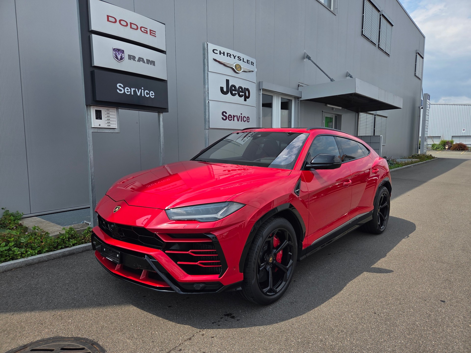 LAMBORGHINI Urus E-Gear-showroom-element-1