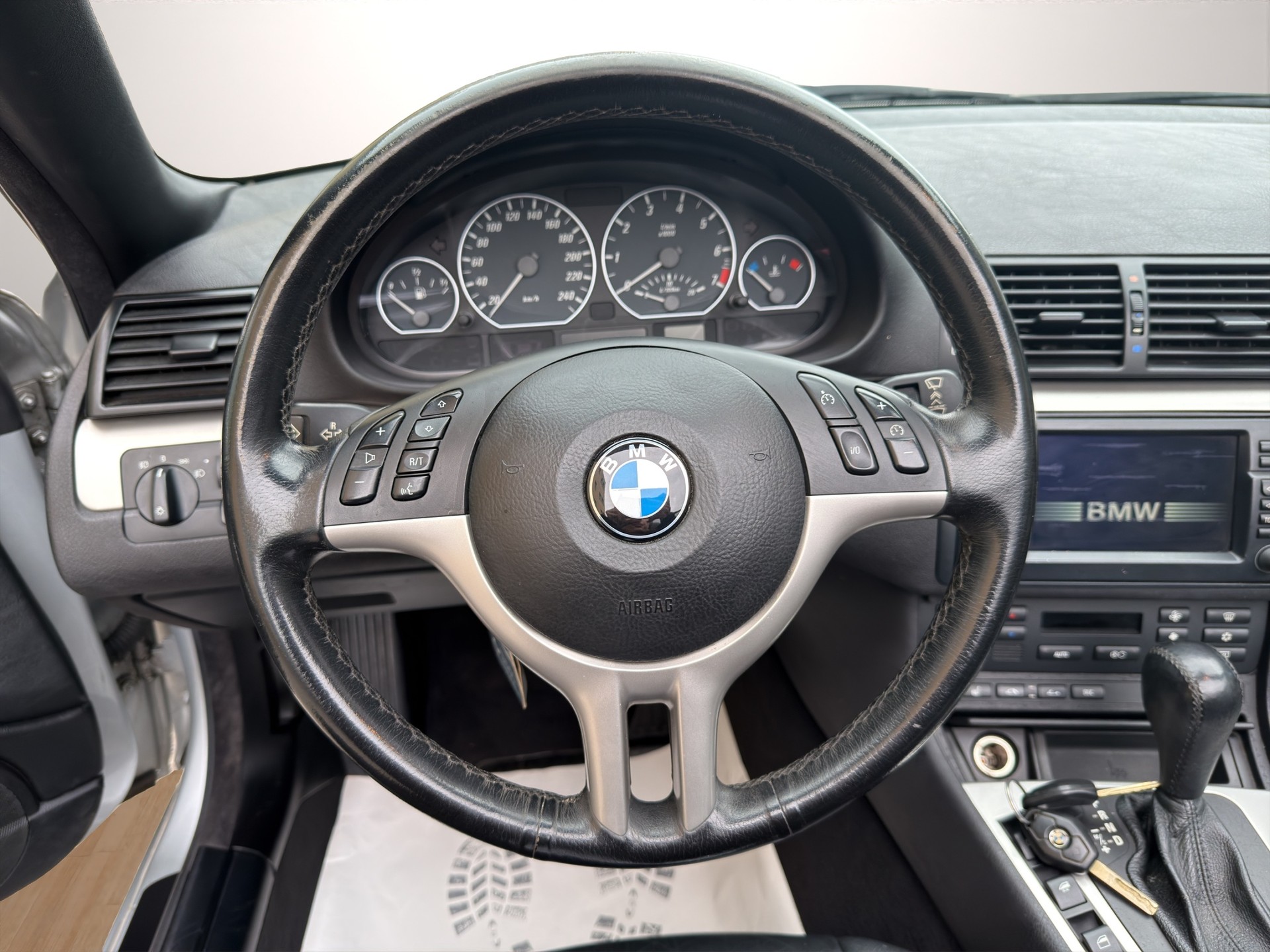 BMW 330Ci Cabriolet-image-9