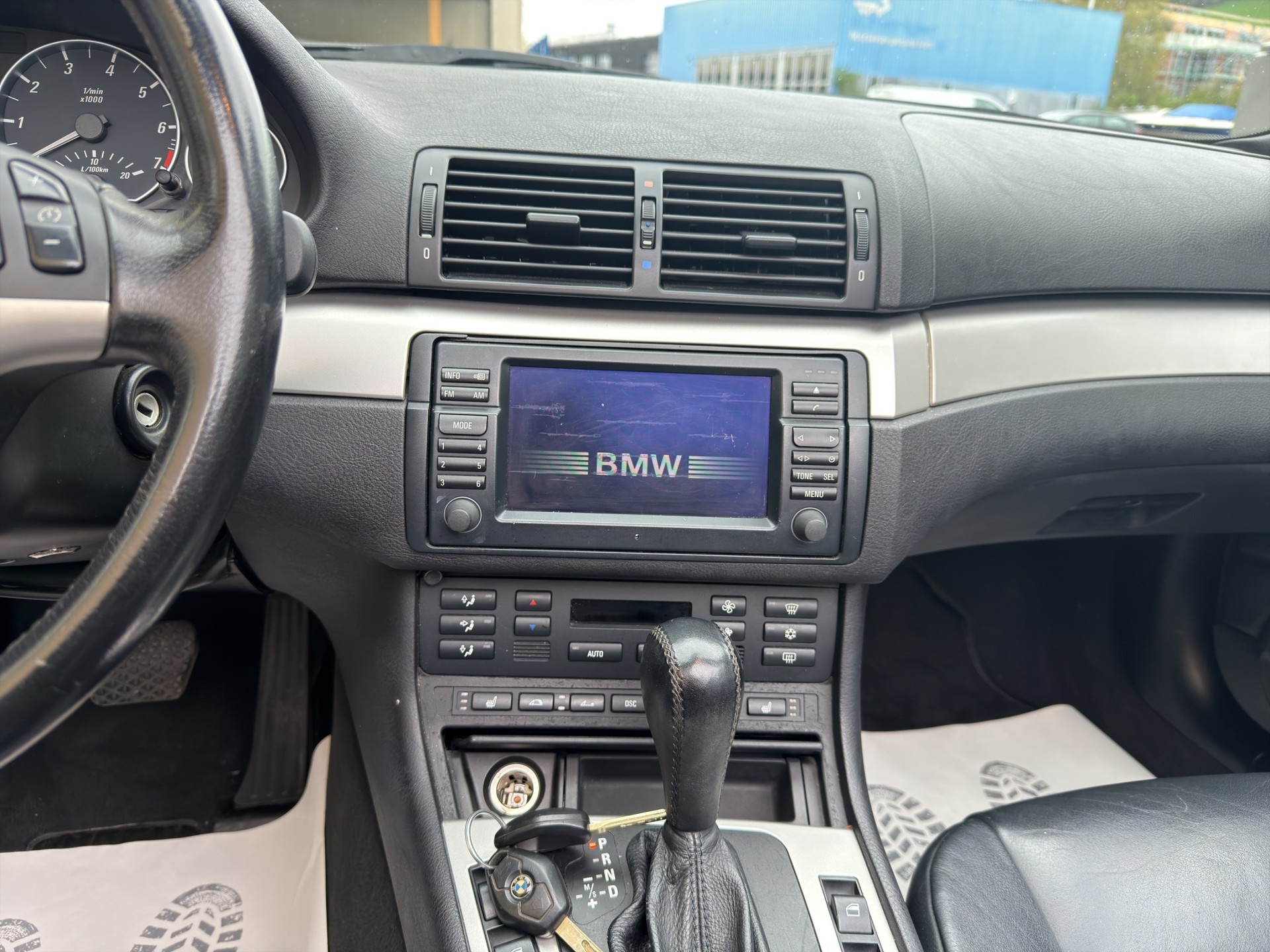BMW 330Ci Cabriolet-image-13
