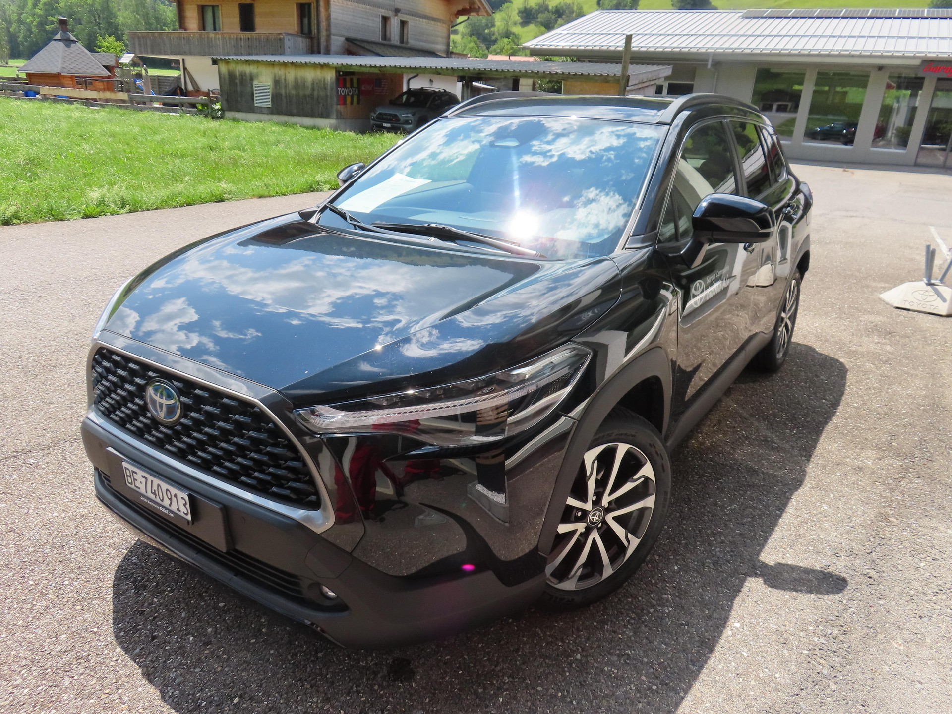 TOYOTA Corolla Cross 2.0 HSD Trend AWD-i-showroom-element-1