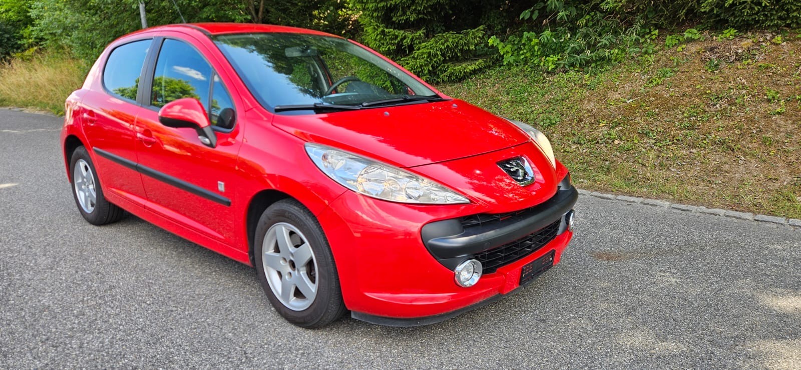 PEUGEOT 207 1.4 16V Swiss Edition-image-9