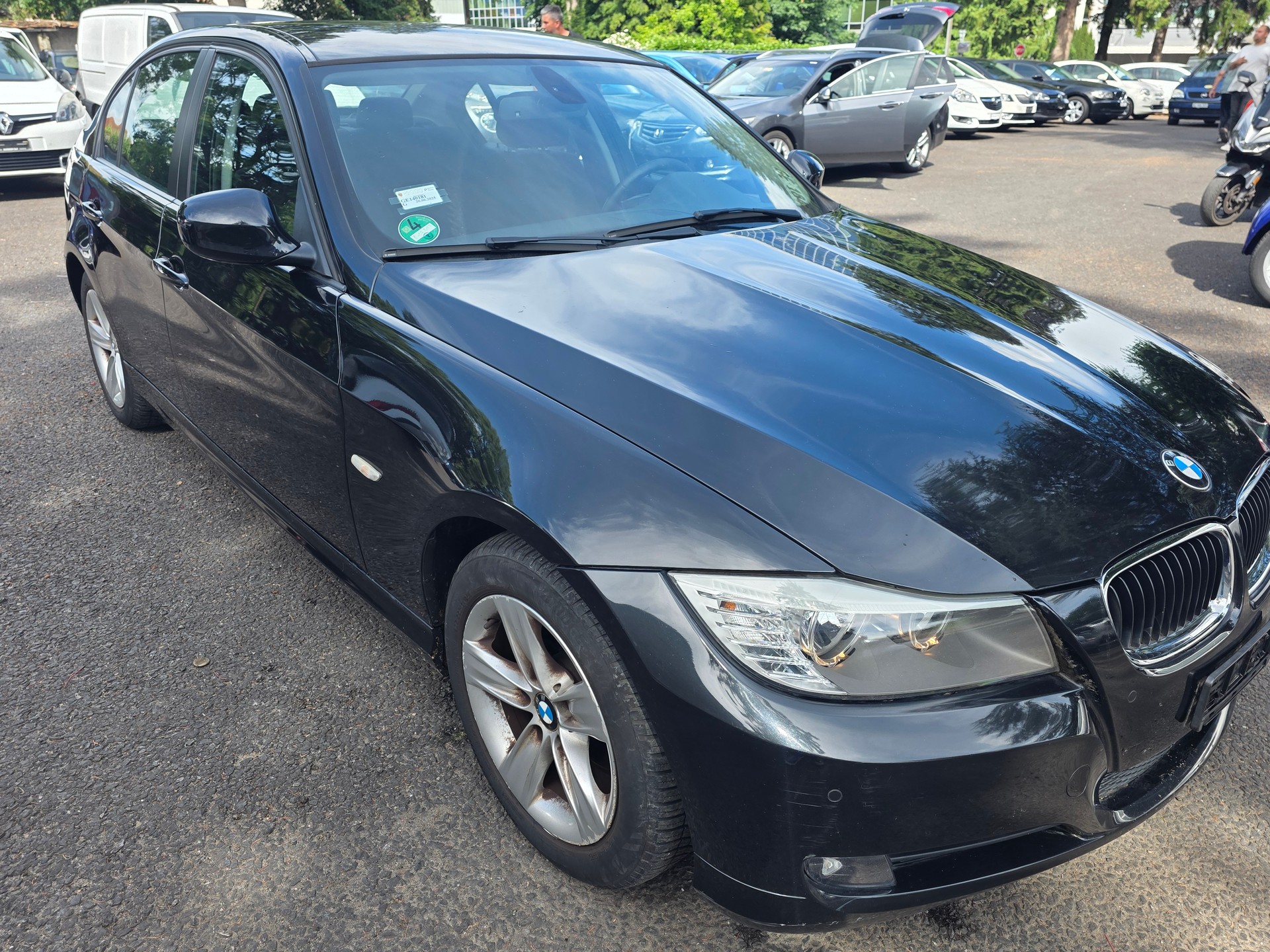 BMW 320i-image-2