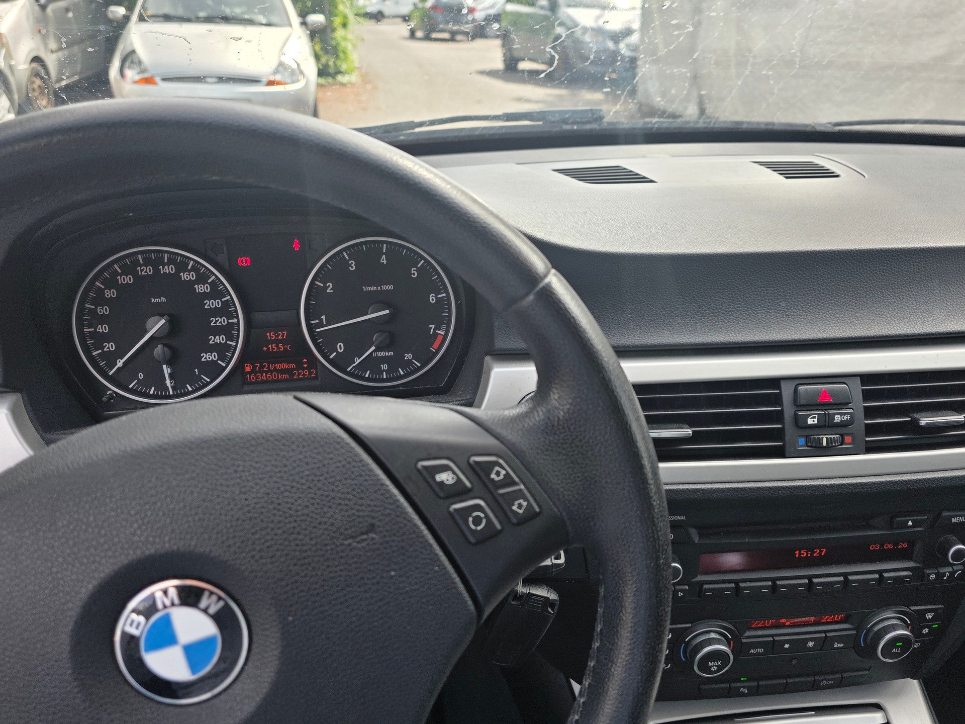 BMW 320i-image-5