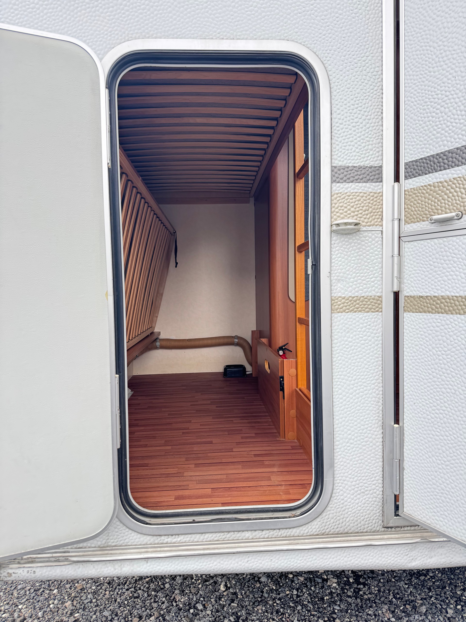 WEINSBERG Cara One 400 Kajüte Stockbett - 900 kg Leergewicht -Garage --image-5