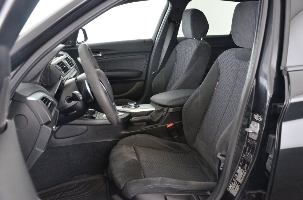 BMW M135i xDrive Steptronic-image-12