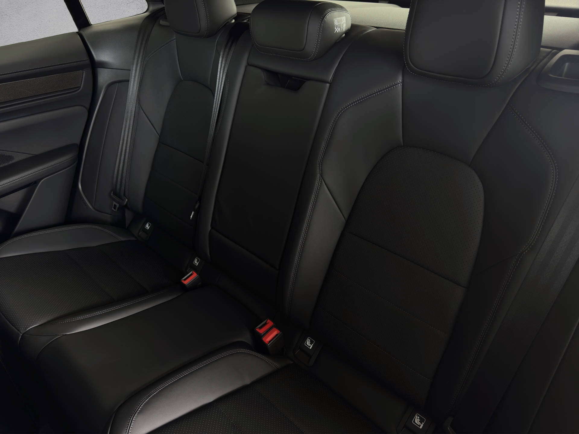 PORSCHE Macan Turbo-image-14