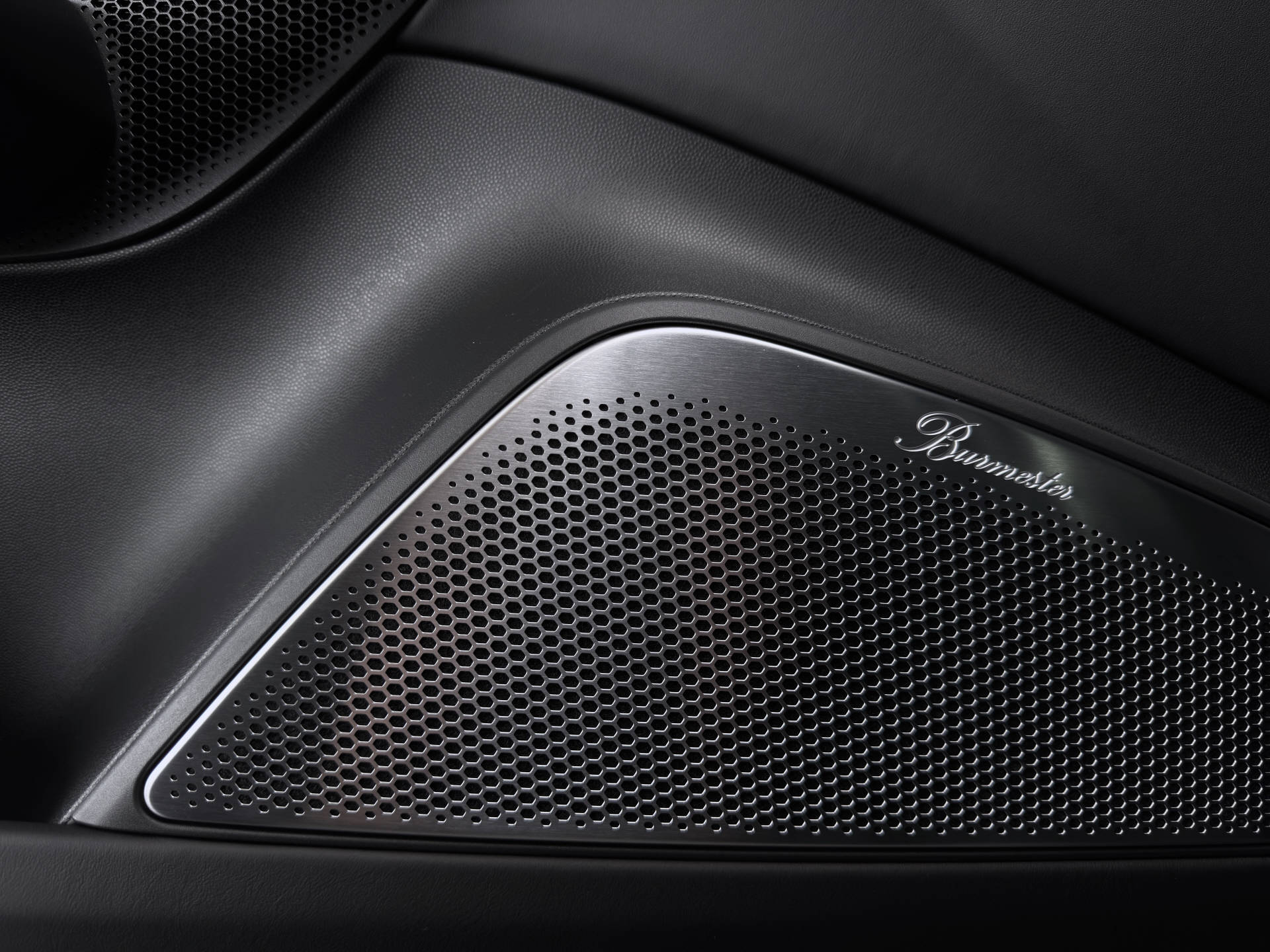 PORSCHE Macan Turbo-image-12