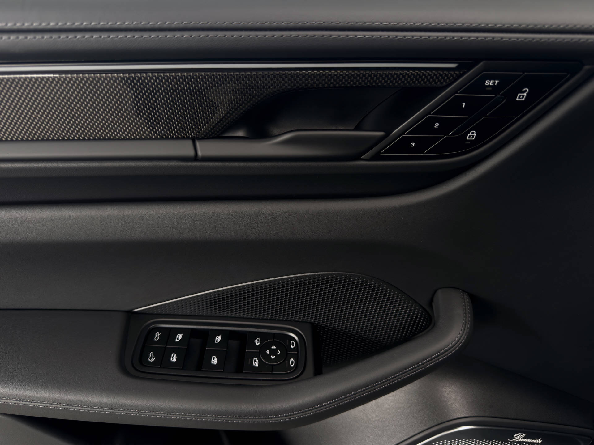 PORSCHE Macan Turbo-image-11