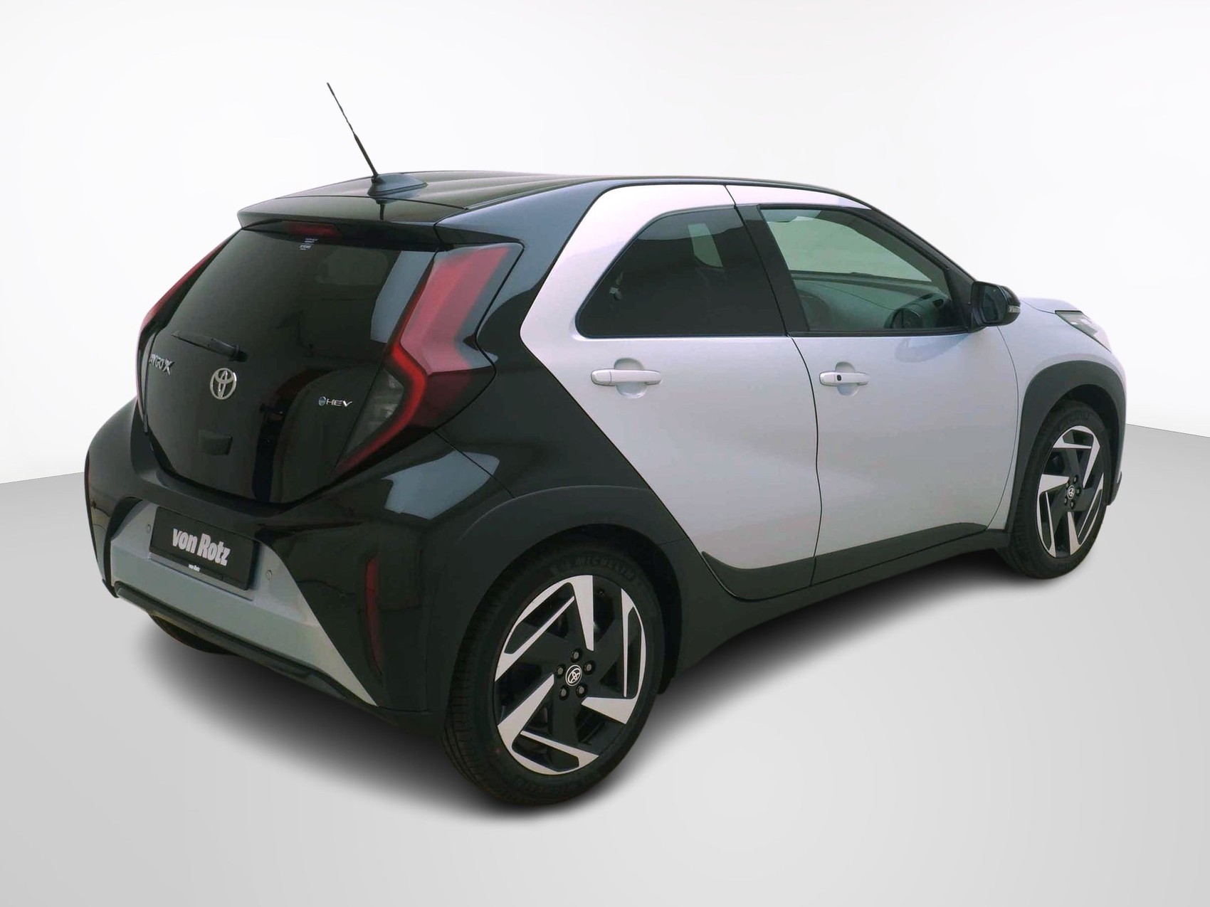 TOYOTA Aygo X 1.5 VVT-i HSD Style-showroom-element-3