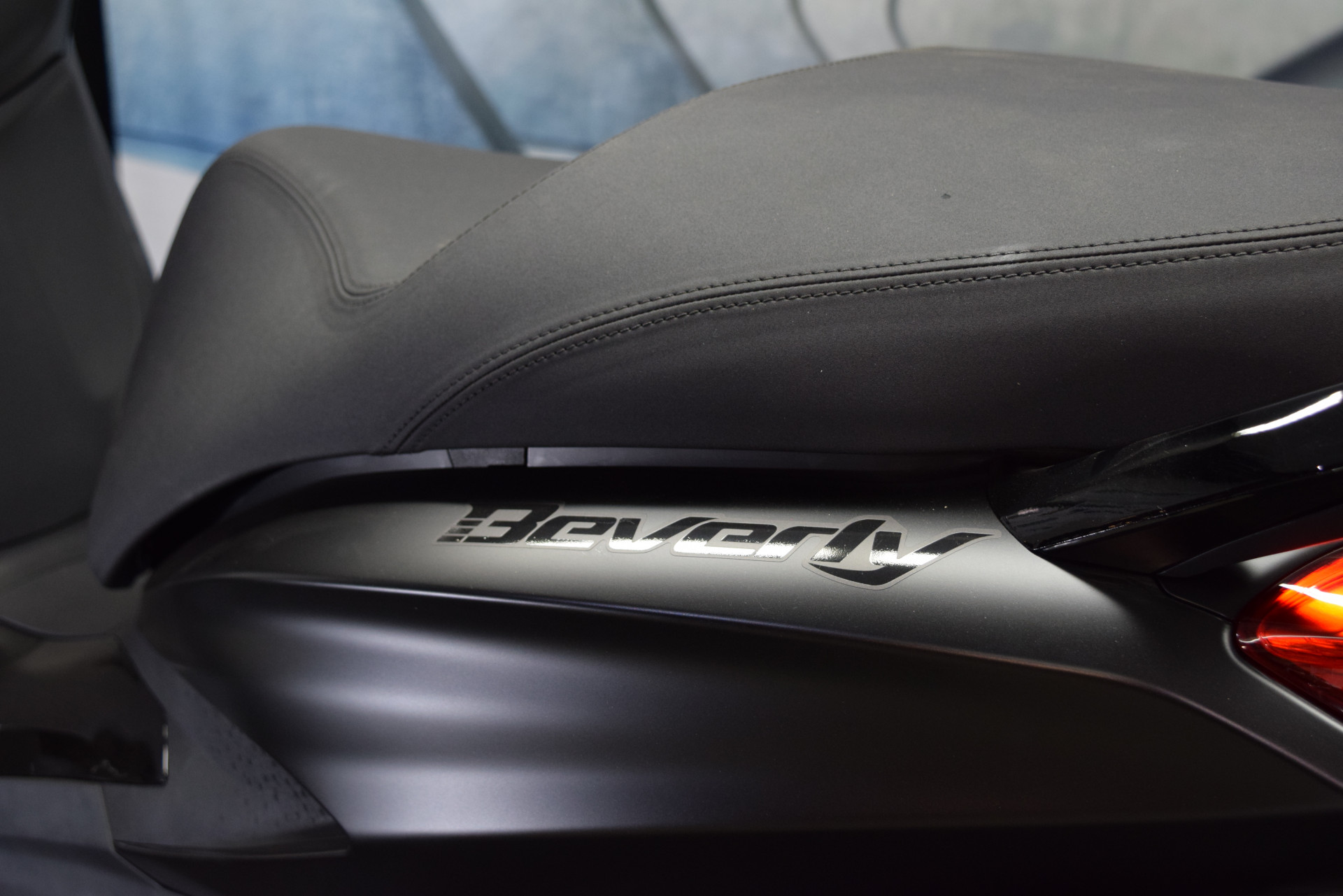 PIAGGIO Beverly 300 HPE Deep Black Deep Black - Sofort verfügbar-image-8