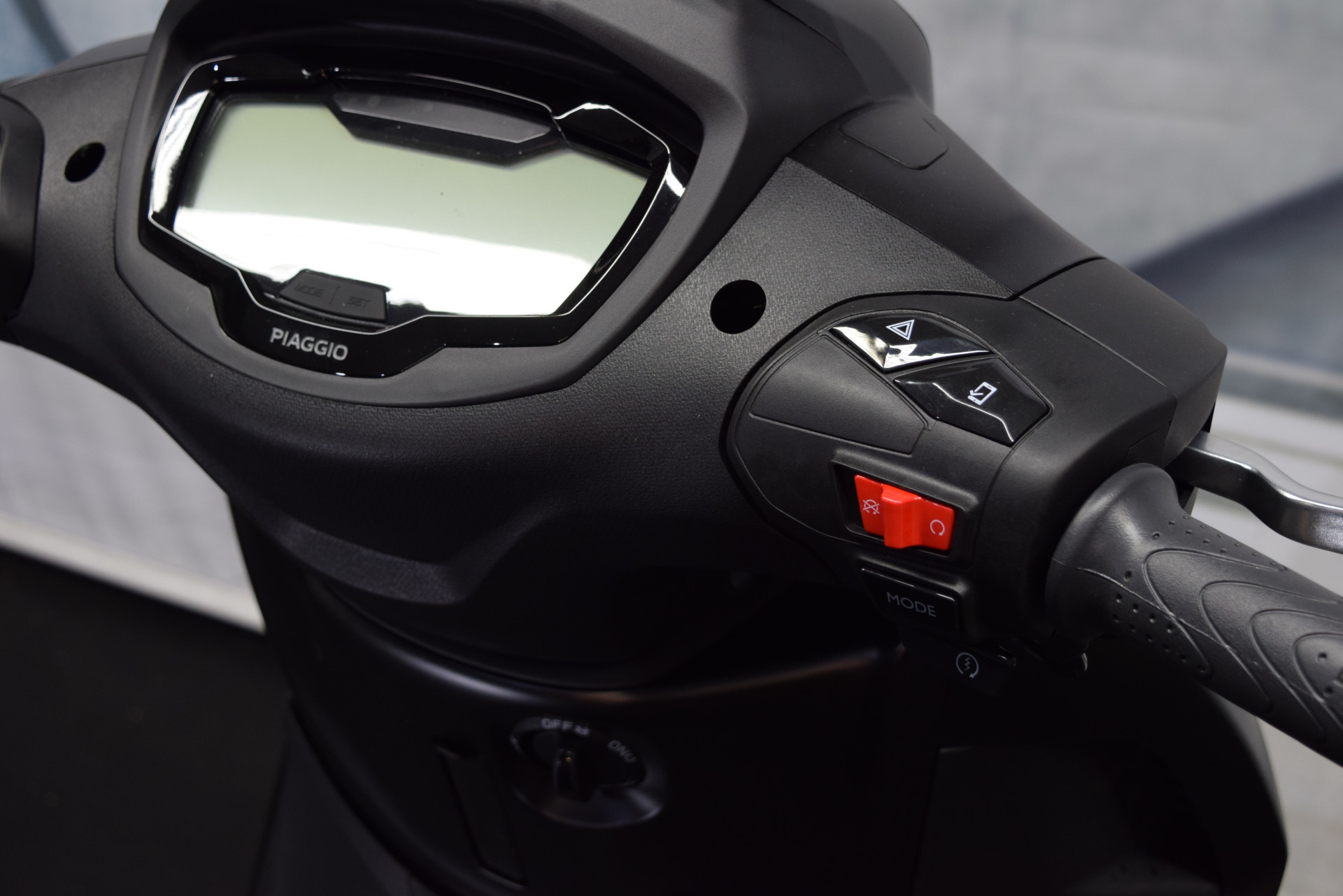 PIAGGIO Beverly 300 HPE Deep Black Deep Black - Sofort verfügbar-image-7