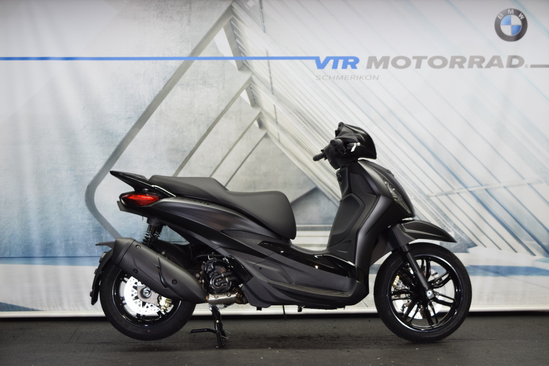 PIAGGIO Beverly 300 HPE Deep Black Deep Black - Sofort verfügbar-image-1
