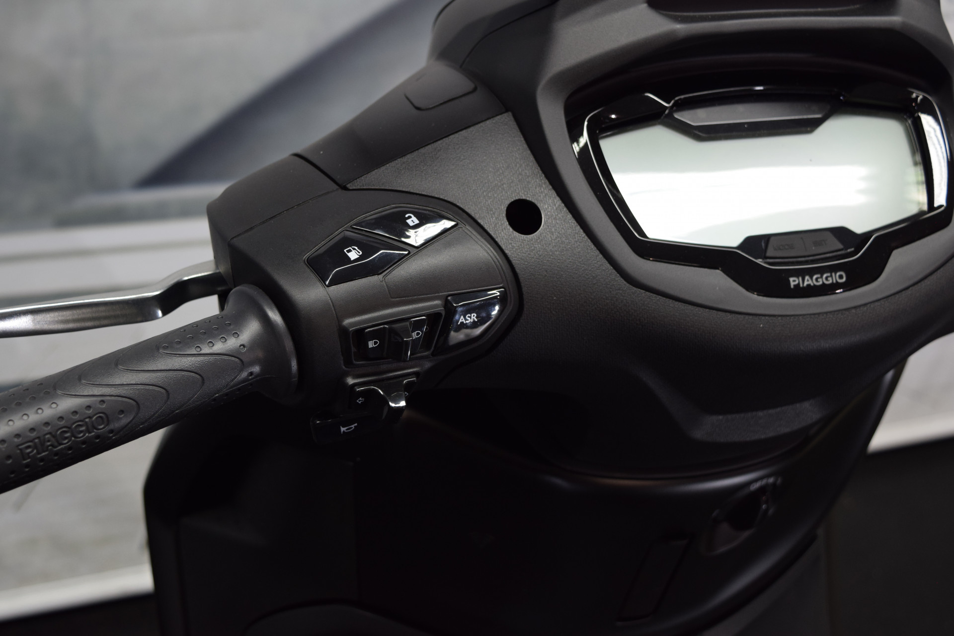 PIAGGIO Beverly 300 HPE Deep Black Deep Black - Sofort verfügbar-image-6