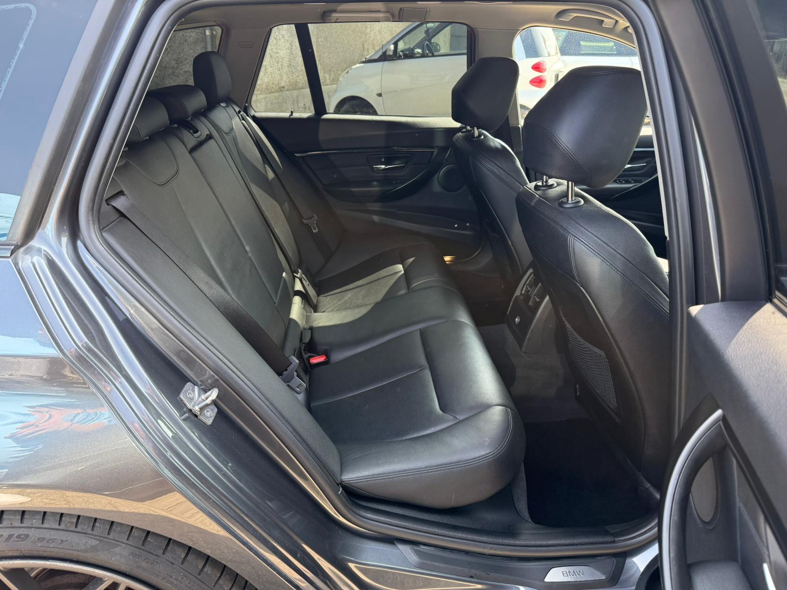 BMW 320d xDrive Touring Sport Line Steptronic-image-12
