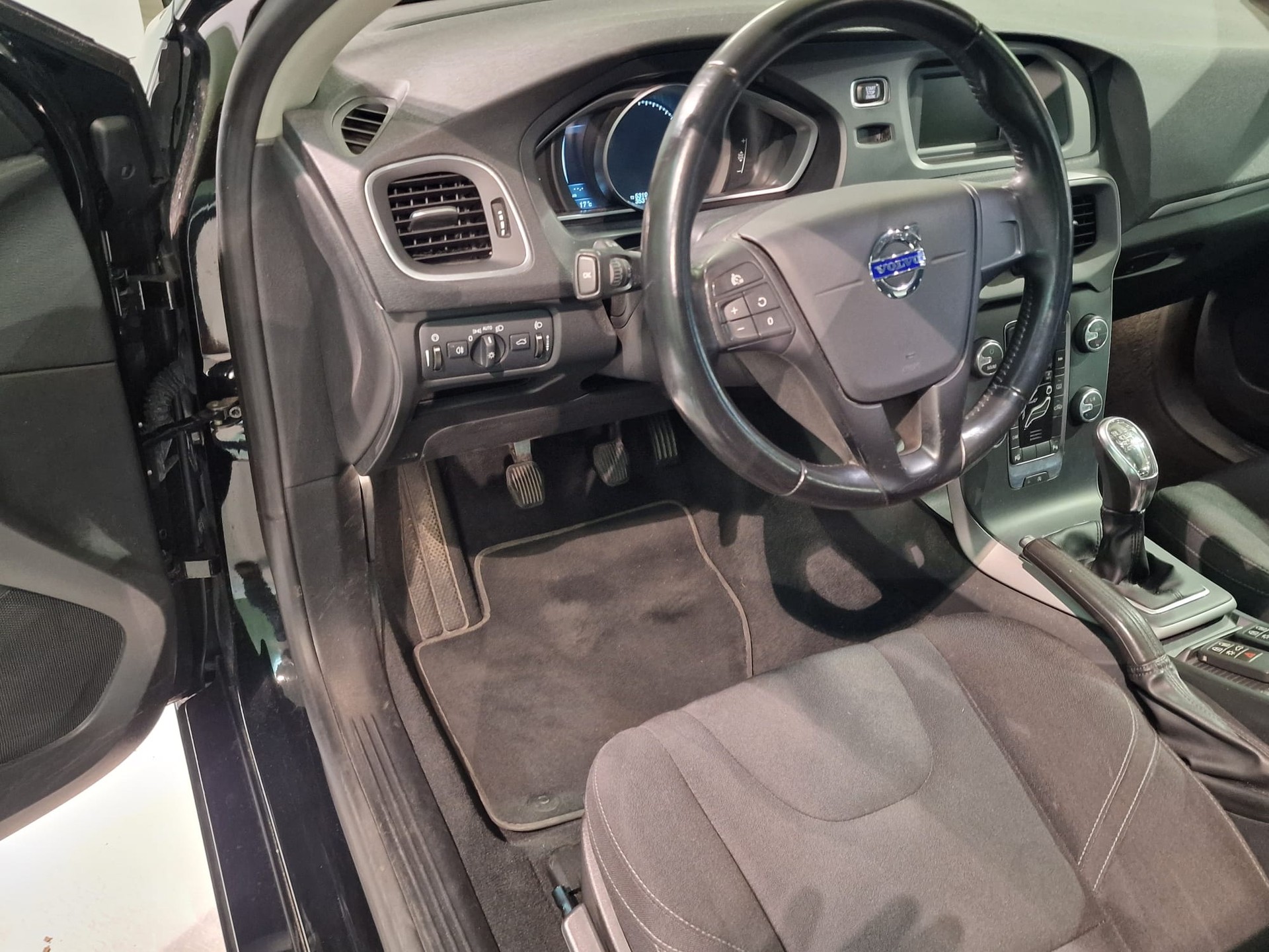 VOLVO V40 T3 Momentum-image-8