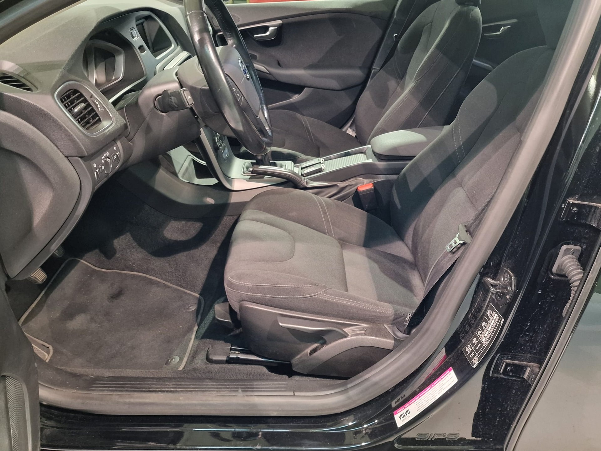 VOLVO V40 T3 Momentum-image-7