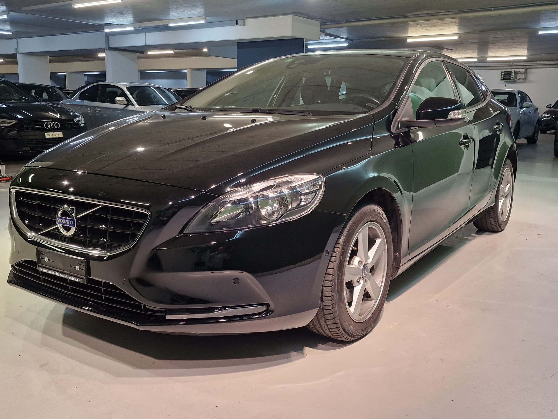 VOLVO V40 T3 Momentum-image-1