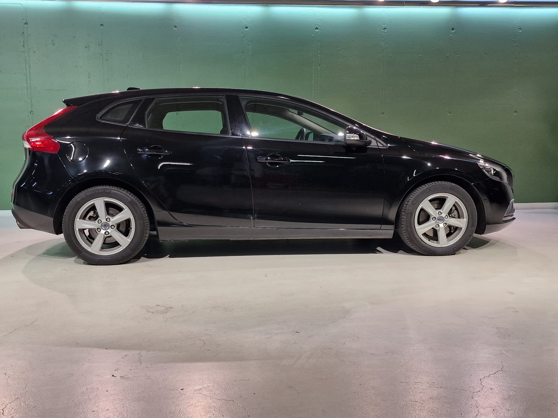 VOLVO V40 T3 Momentum-image-2