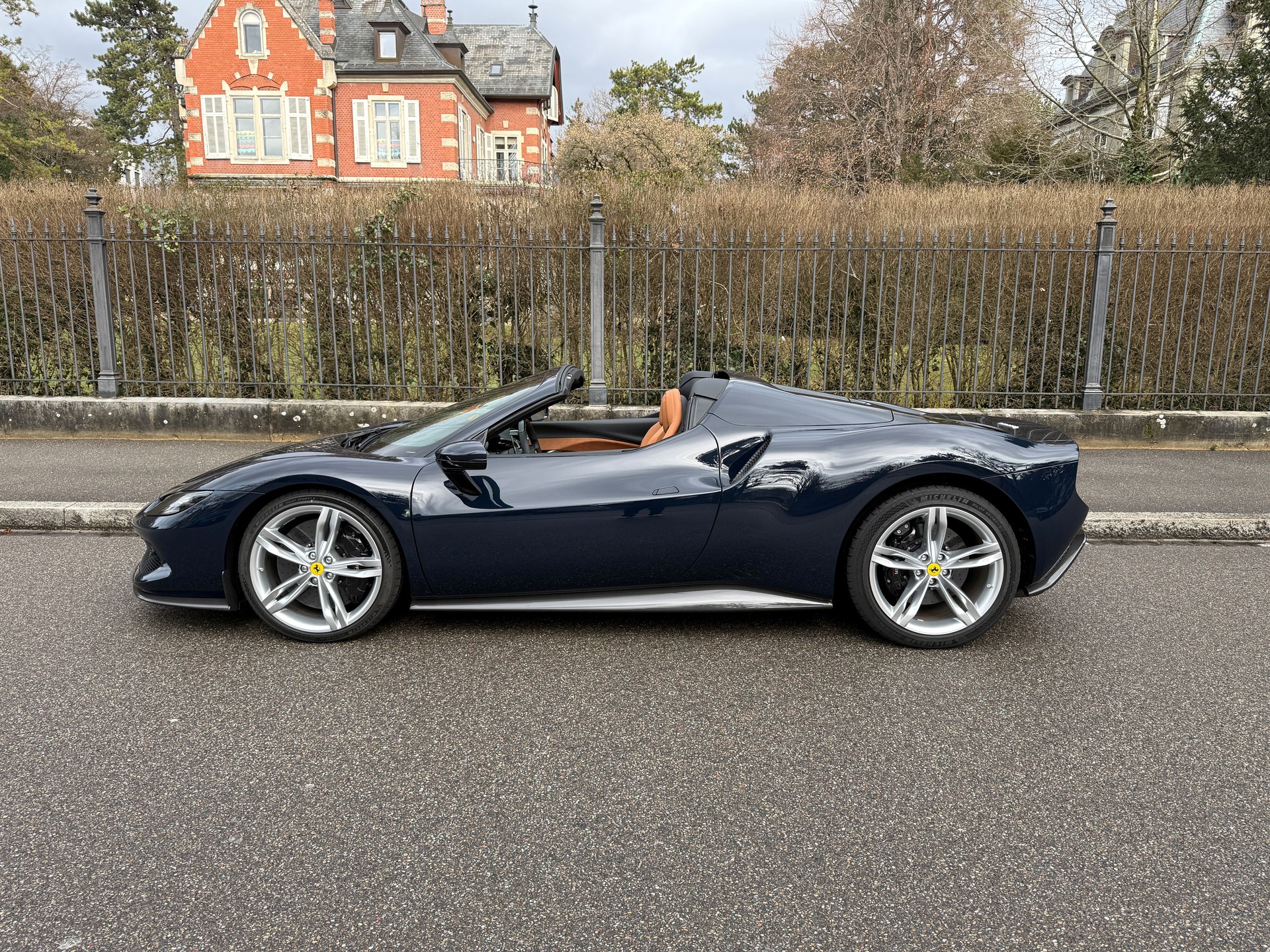 FERRARI 296 GTS-showroom-element-2