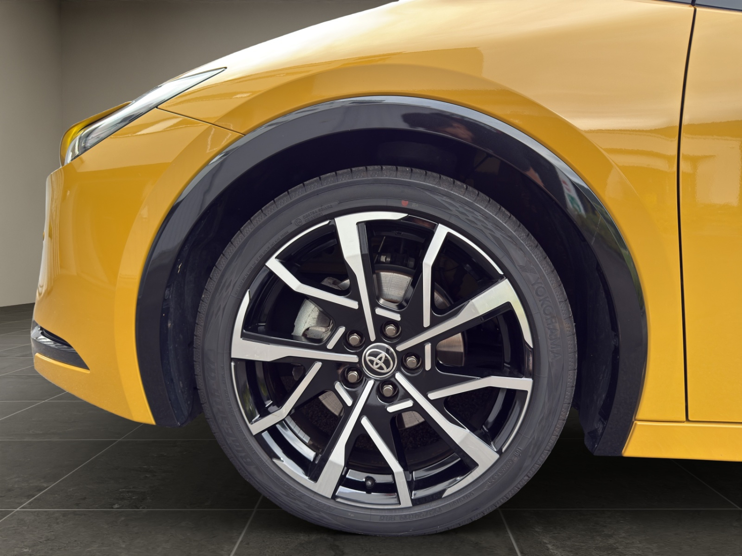 TOYOTA Prius 2.0 Plug-In-Hybrid Style-image-8