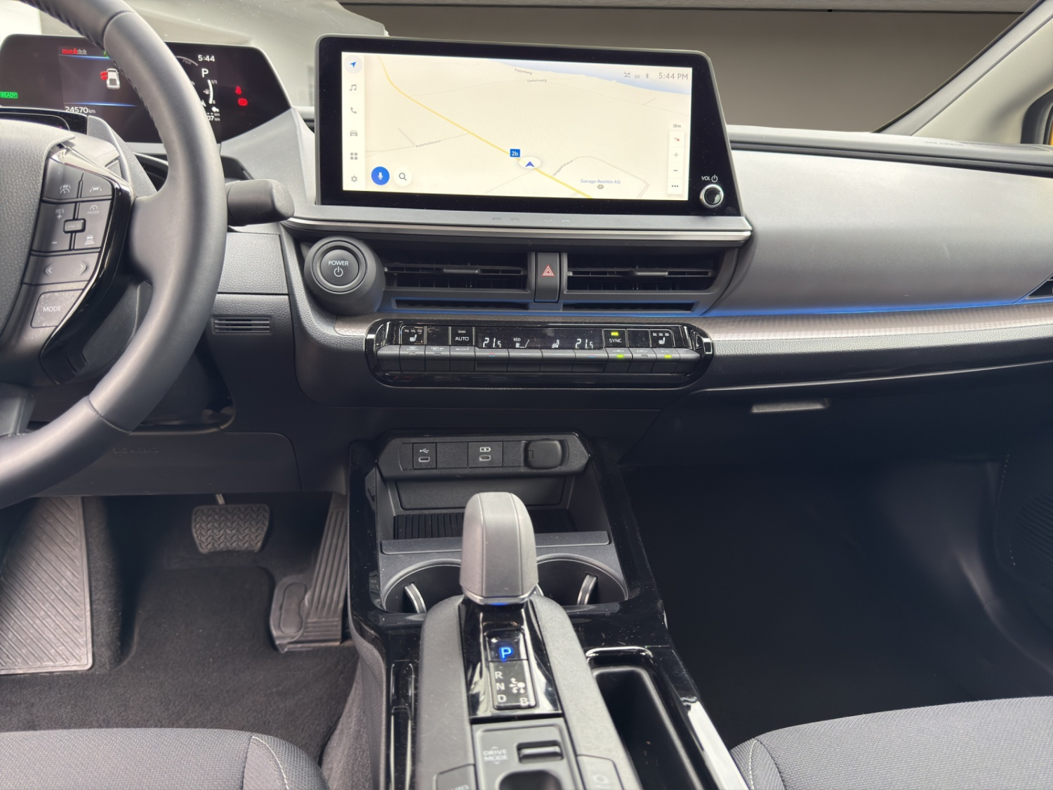 TOYOTA Prius 2.0 Plug-In-Hybrid Style-image-15