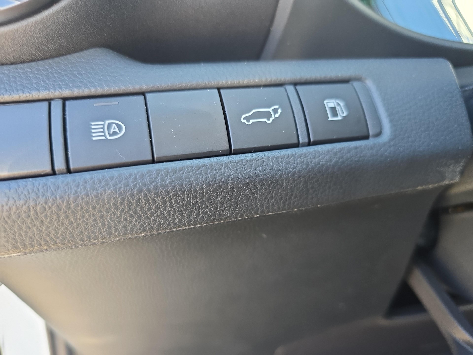 TOYOTA C-HR 2.0 HEV Trend 4x4 / Jetzt mit attraktivem 1.9% Leasing-image-16