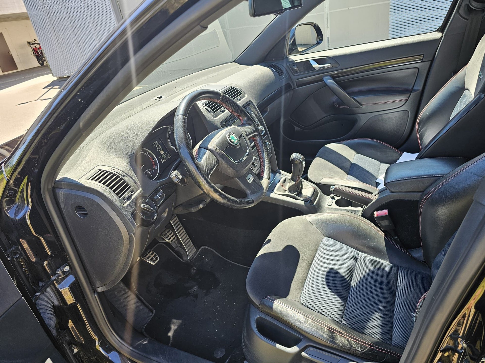 SKODA Octavia Combi 2.0 TSI RS-image-8