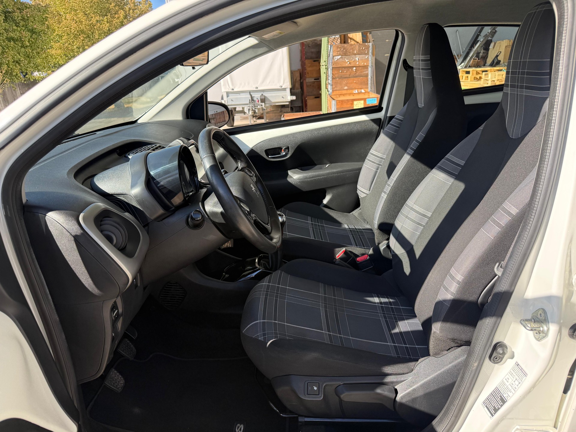 PEUGEOT 108 1.2 VTi Allure-image-8