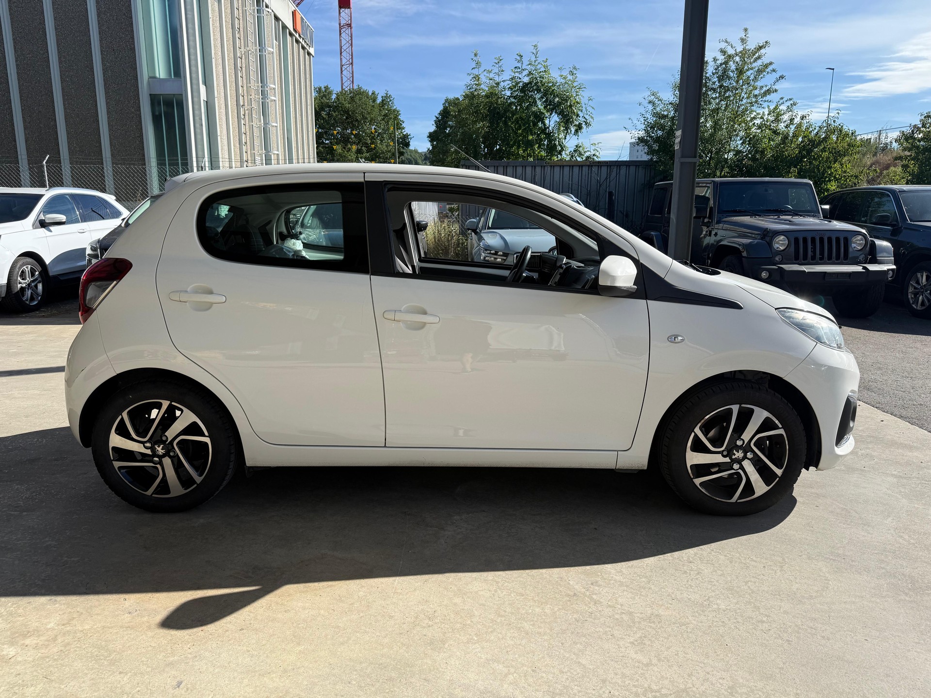 PEUGEOT 108 1.2 VTi Allure-image-4