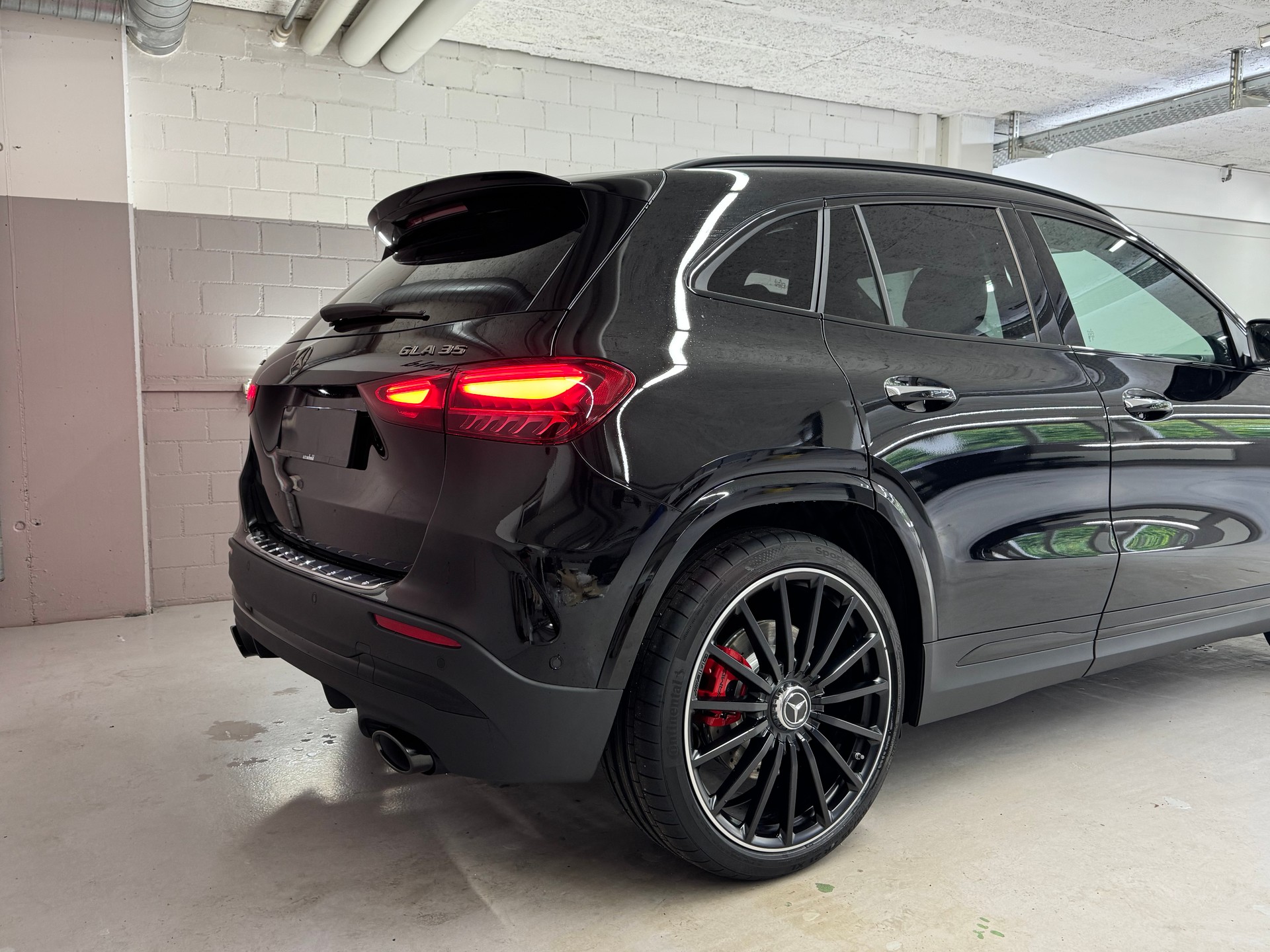 MERCEDES-BENZ GLA AMG 35 4Matic 8G-DCT-showroom-element-3