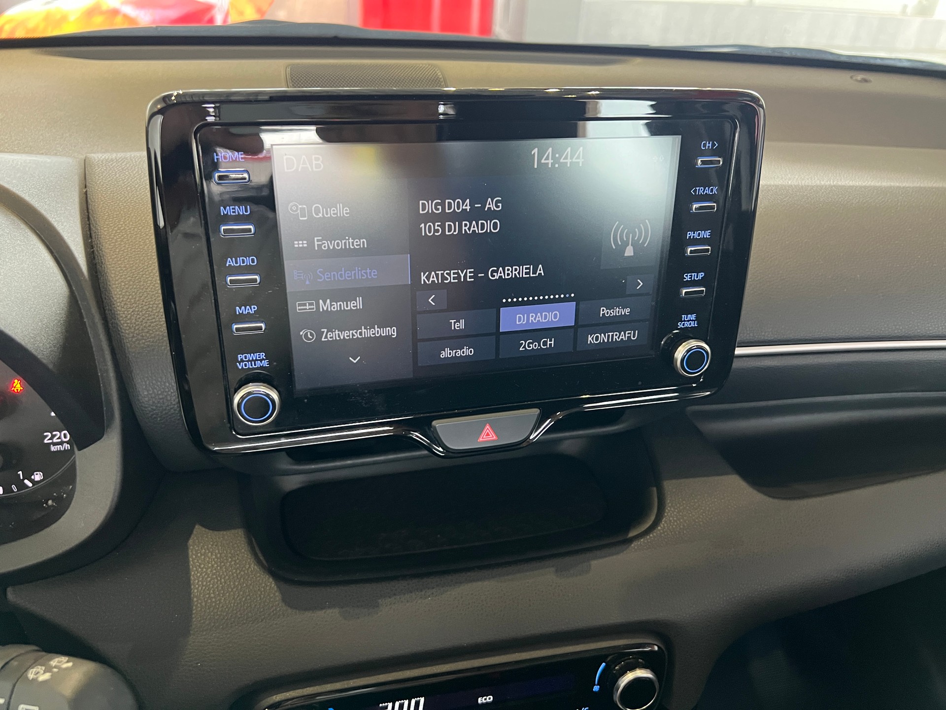 TOYOTA Yaris 1.5 Trend e-CVT-image-19