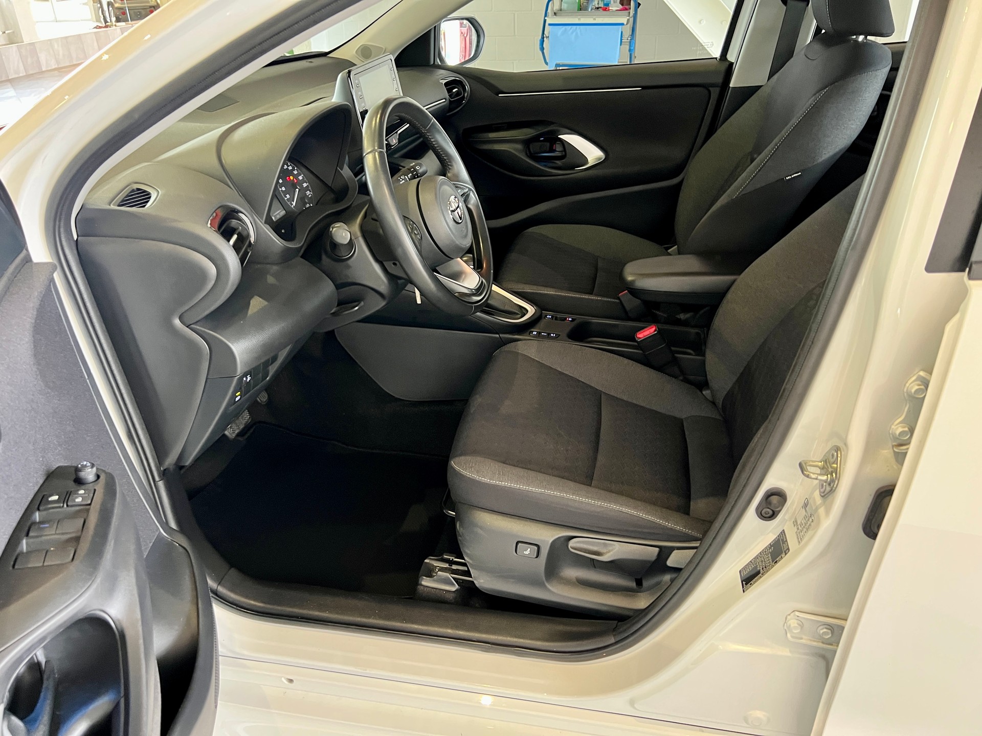 TOYOTA Yaris 1.5 Trend e-CVT-image-8