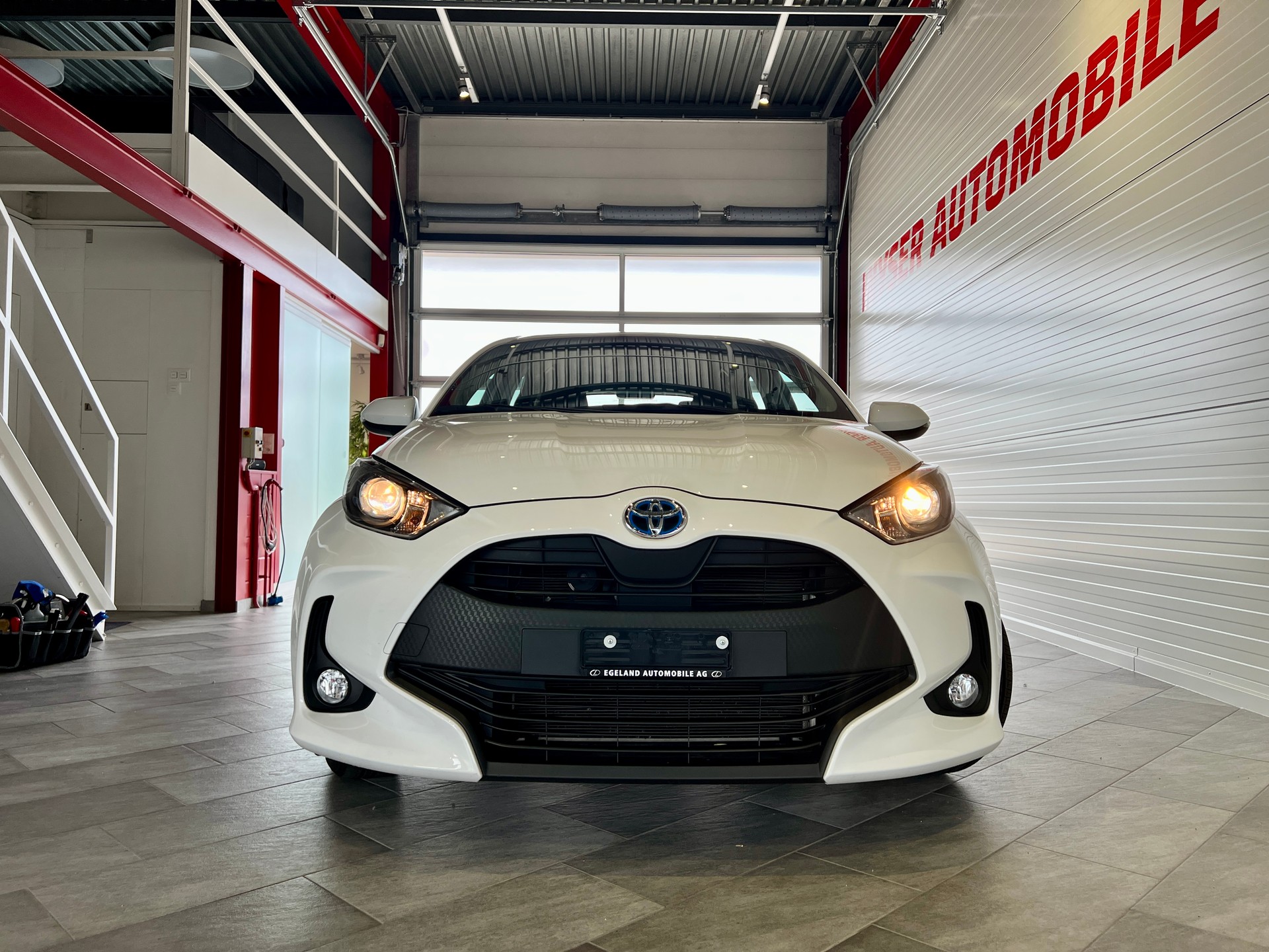 TOYOTA Yaris 1.5 Trend e-CVT-showroom-element-1