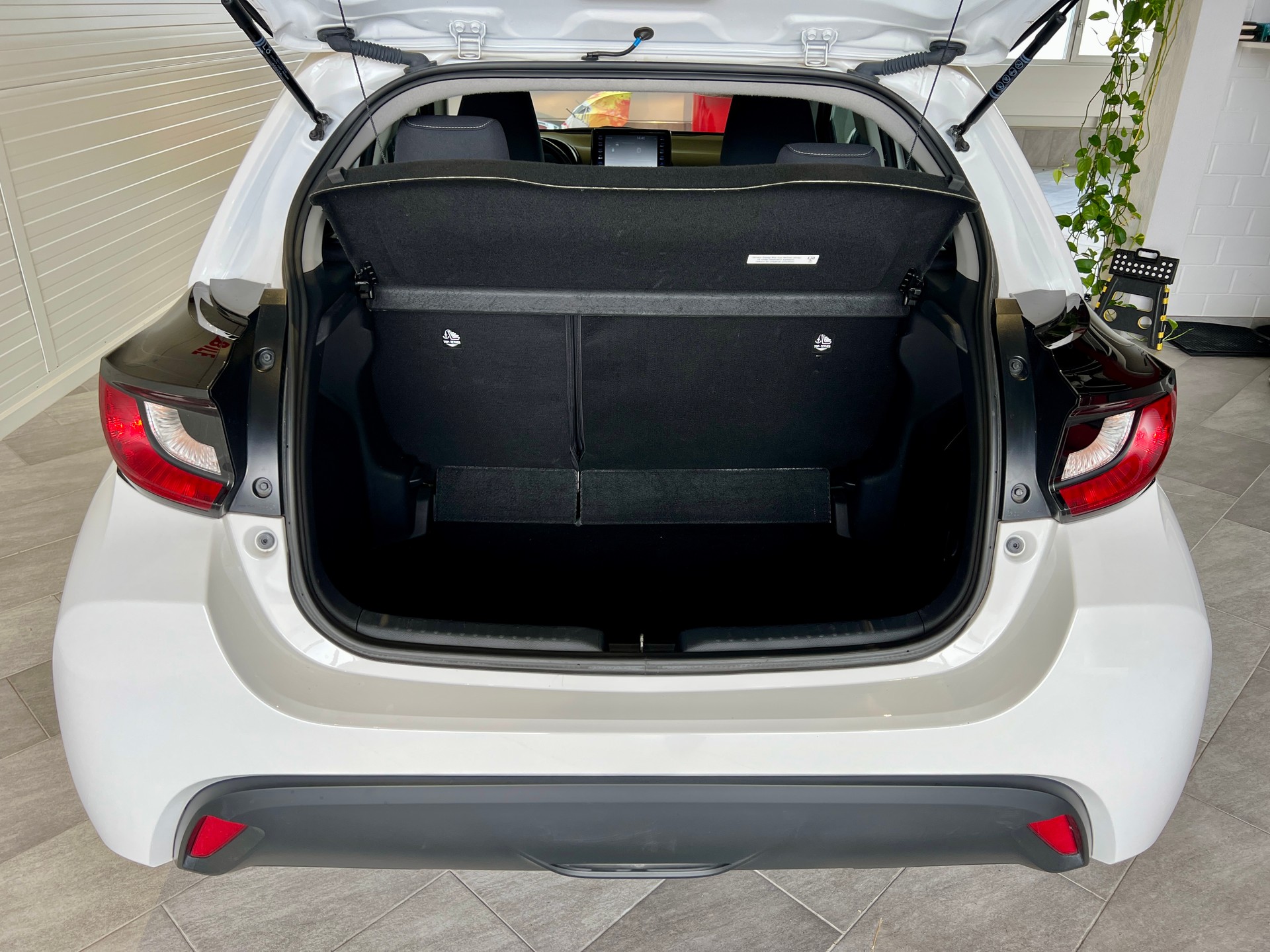 TOYOTA Yaris 1.5 Trend e-CVT-image-12