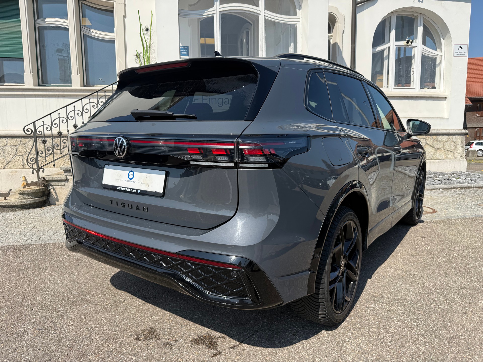 VW Tiguan 2.0 TSI R-Line DSG 4motion-image-4
