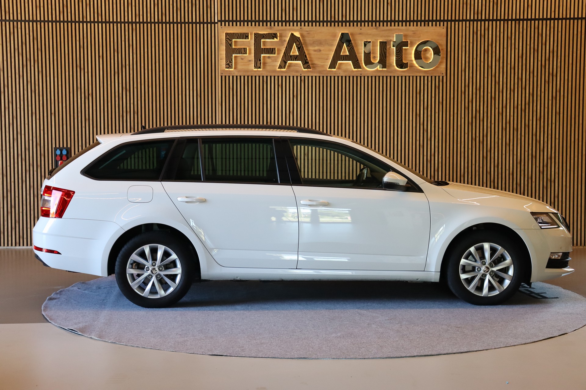 SKODA Octavia Combi 2.0 TDI 184 Ambition 4x4 DSG-image-4
