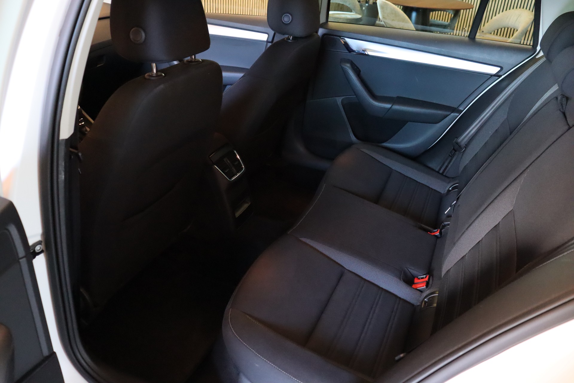 SKODA Octavia Combi 2.0 TDI 184 Ambition 4x4 DSG-image-11