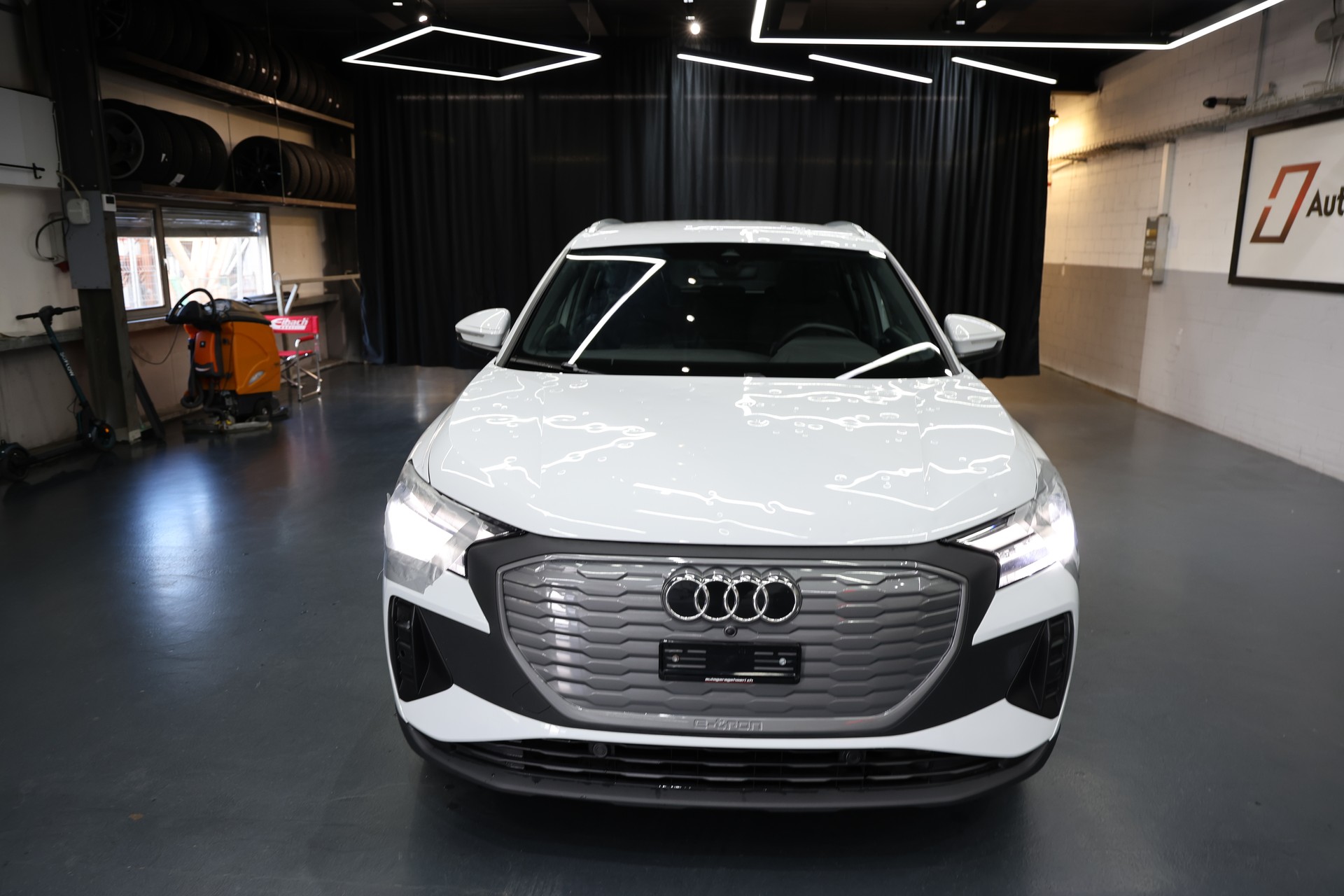 AUDI Q4 e-tron 35-showroom-element-1