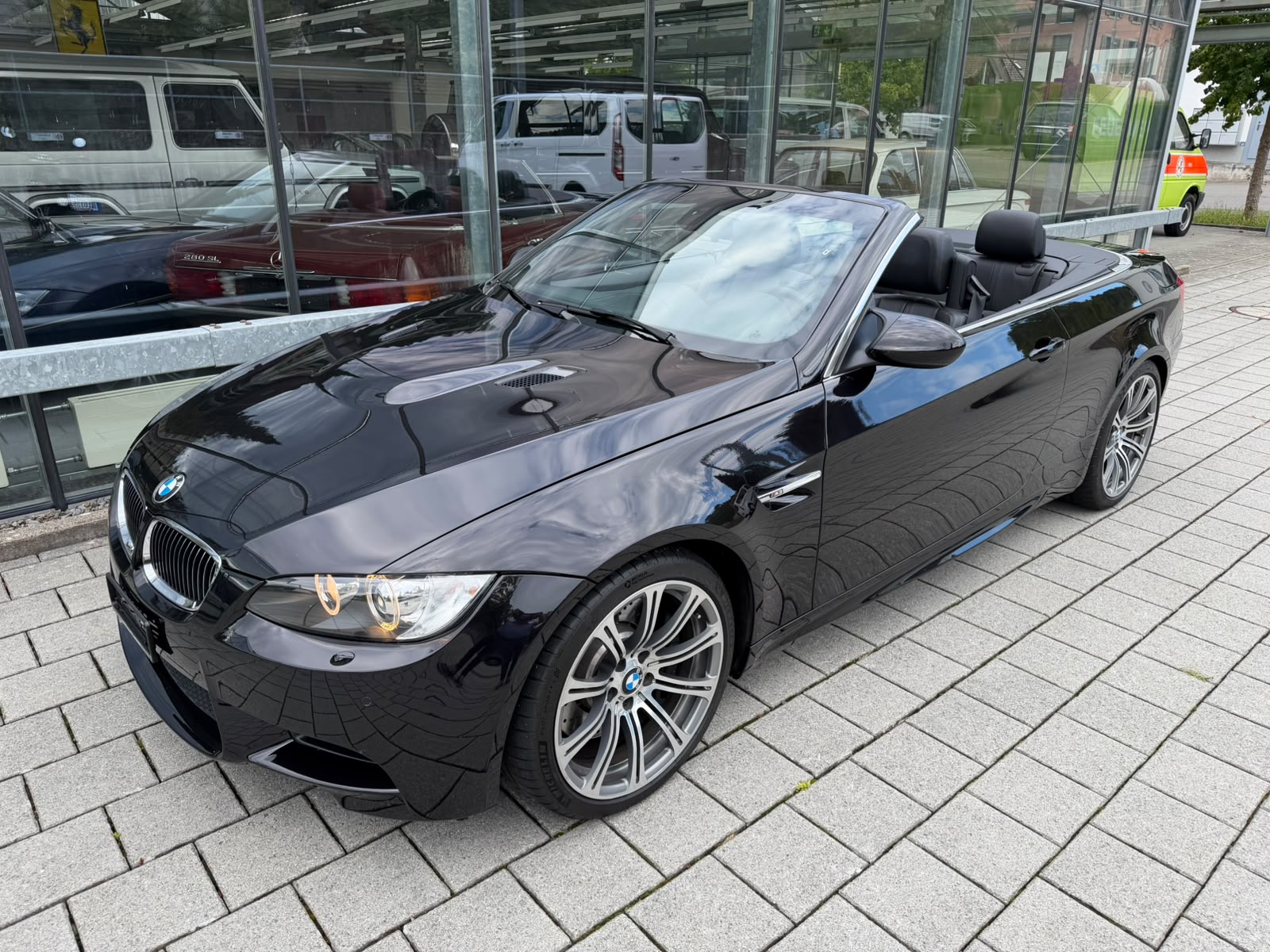 BMW M3 Cabriolet-showroom-element-1