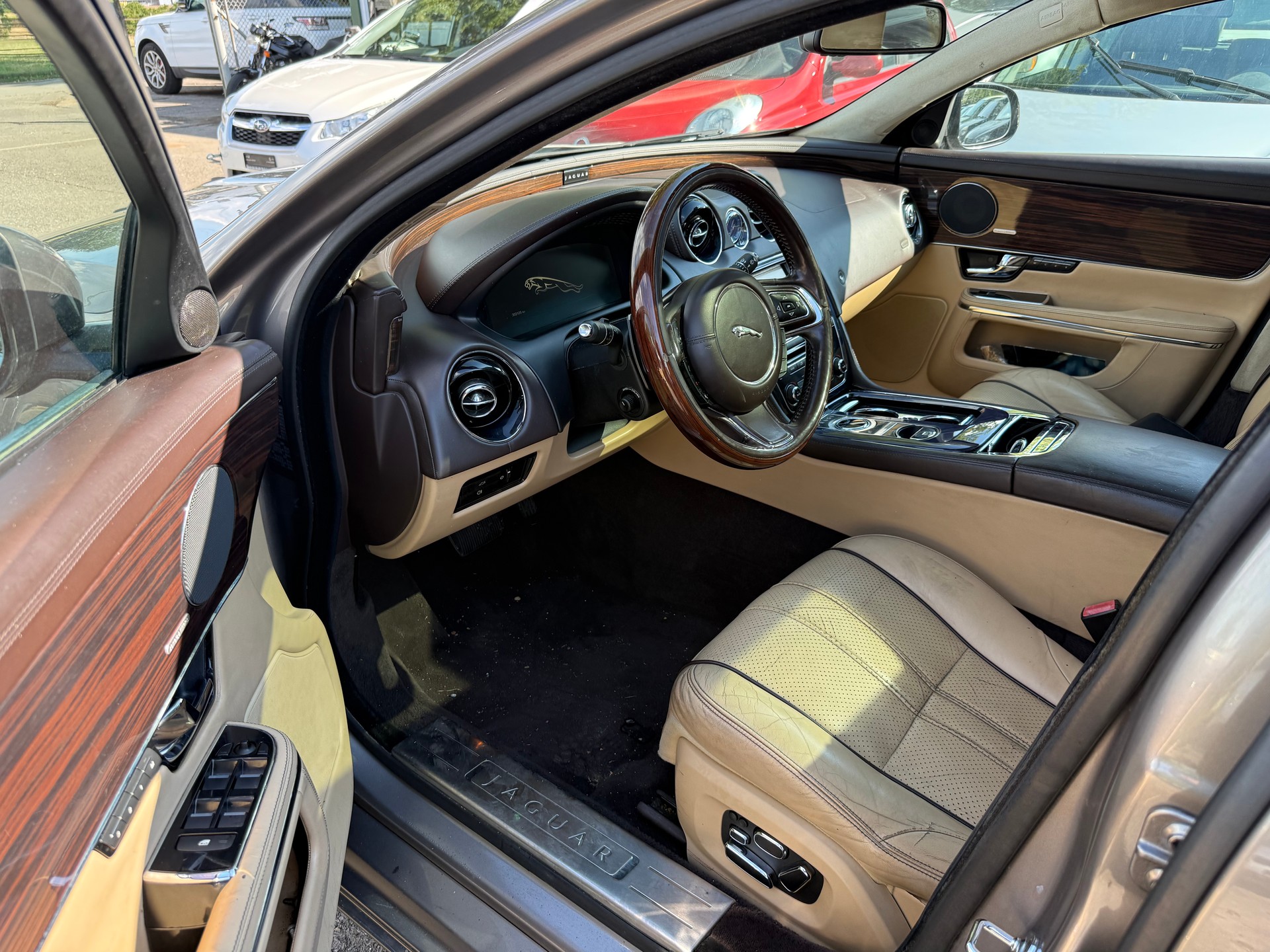 JAGUAR XJ-image-9