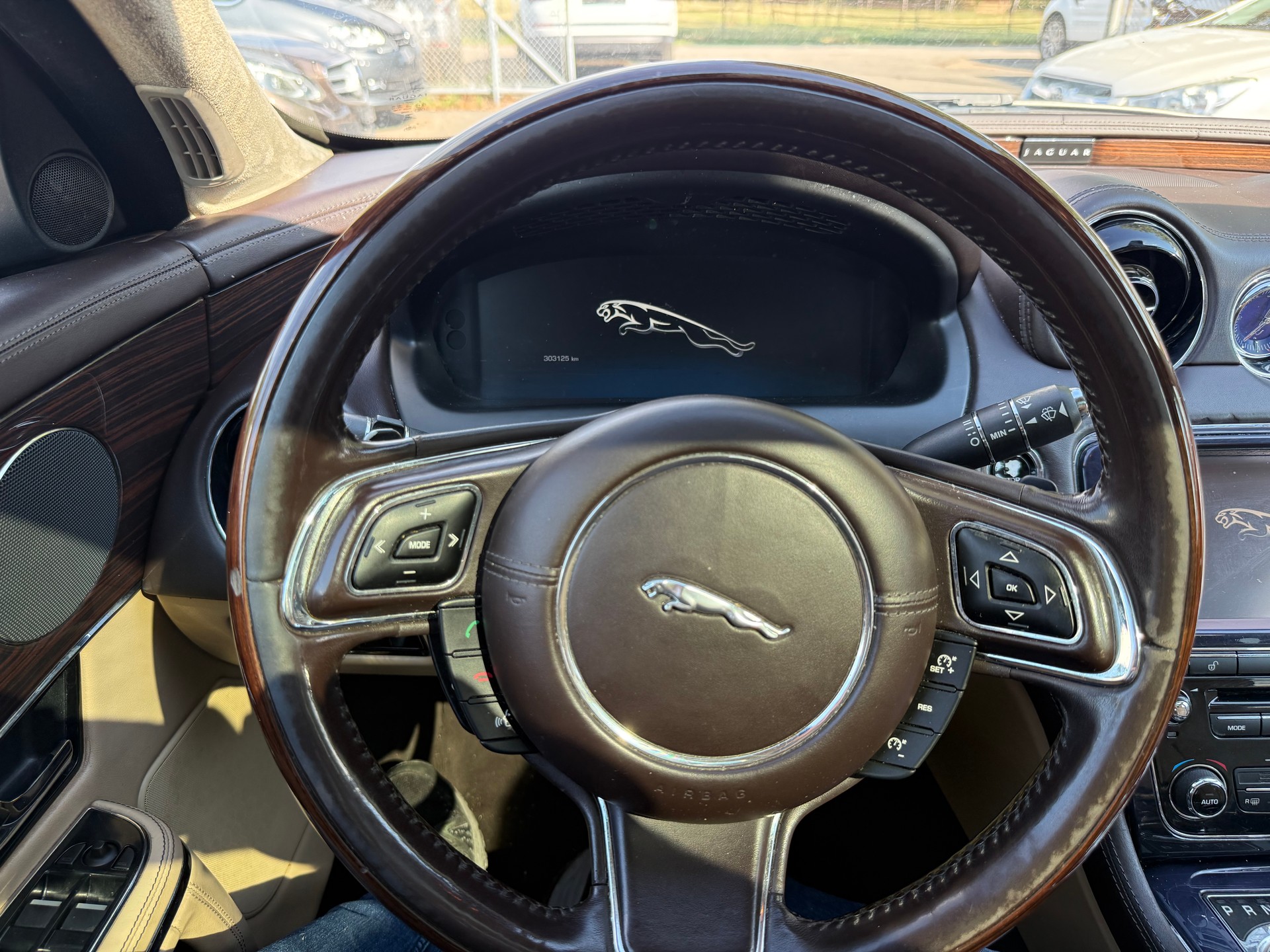 JAGUAR XJ-image-10