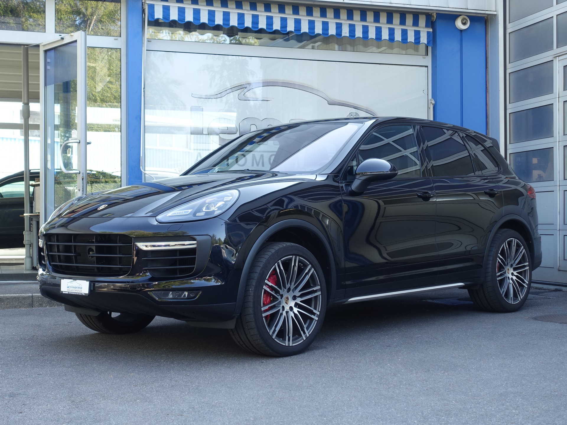 PORSCHE Cayenne Turbo-showroom-element-1