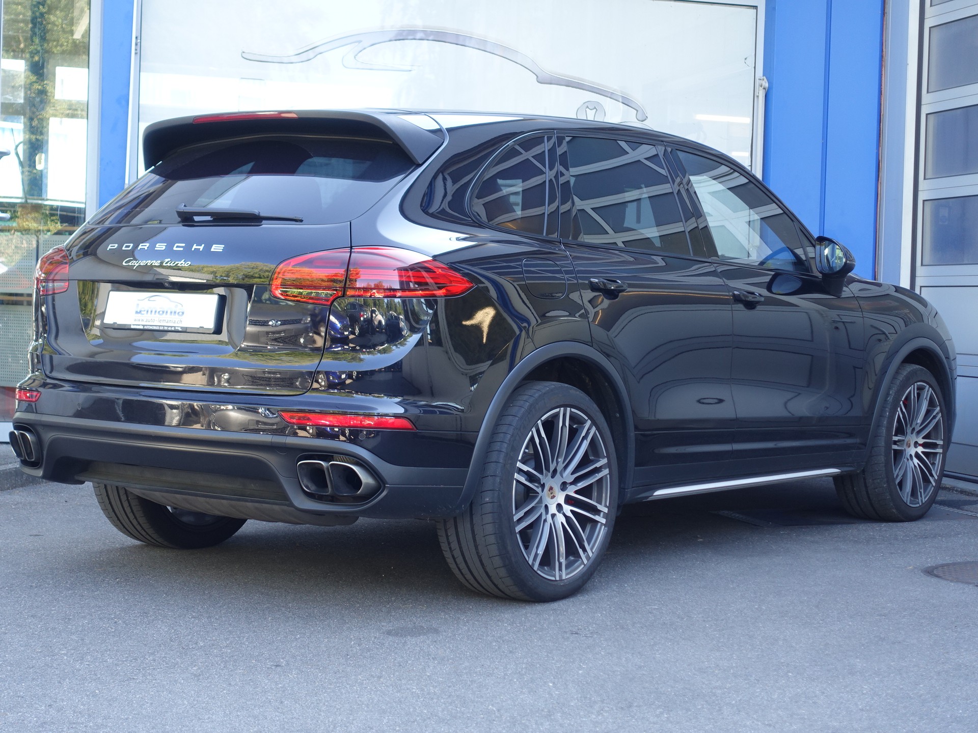 PORSCHE Cayenne Turbo-showroom-element-3