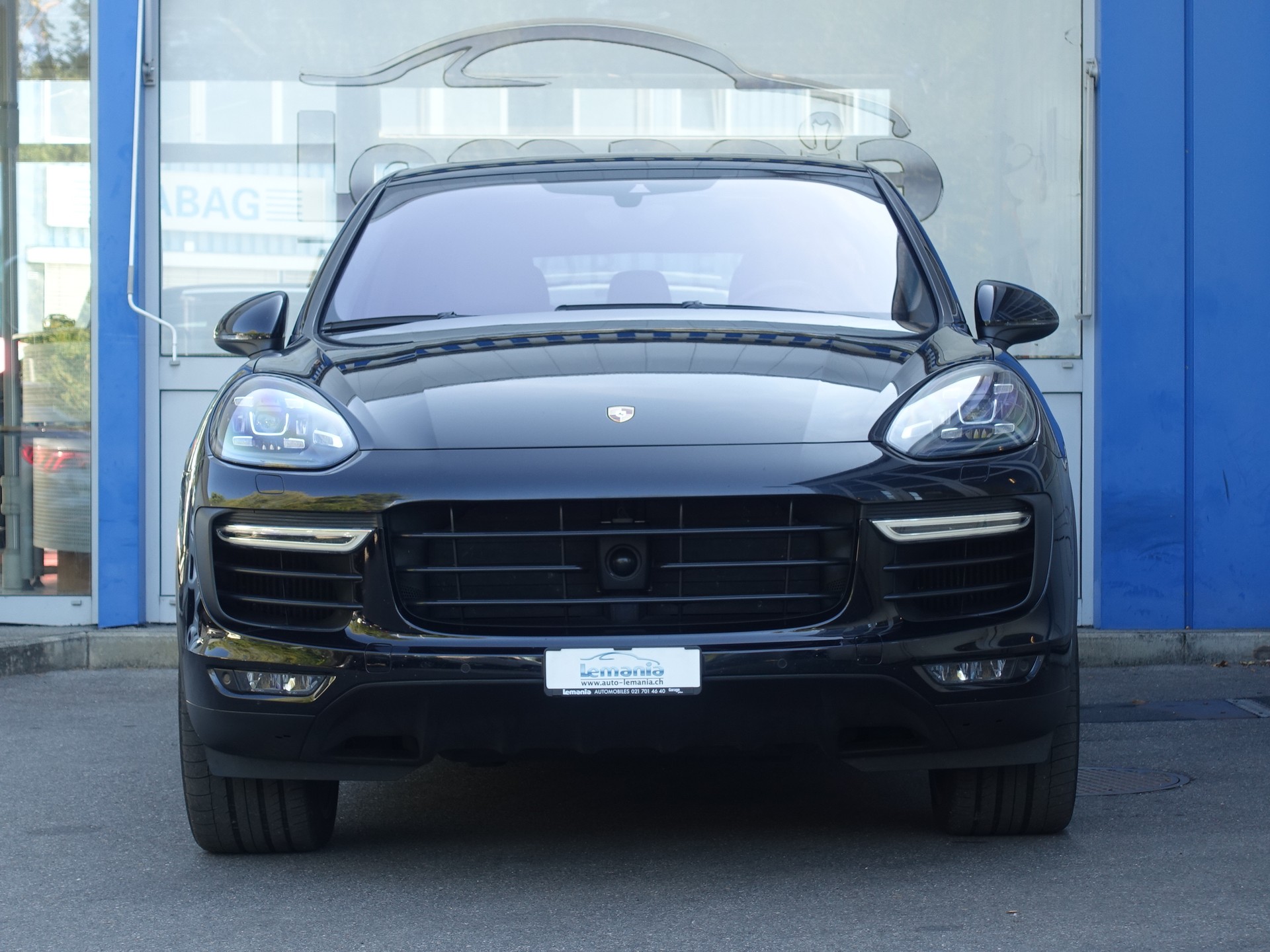 PORSCHE Cayenne Turbo-showroom-element-2